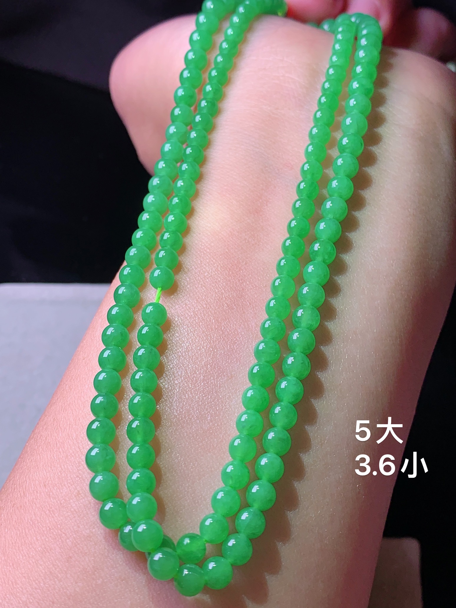 满绿圆珠项链 玉质细腻 色泽艳丽清新 水润亮眼 整体尺寸5h3