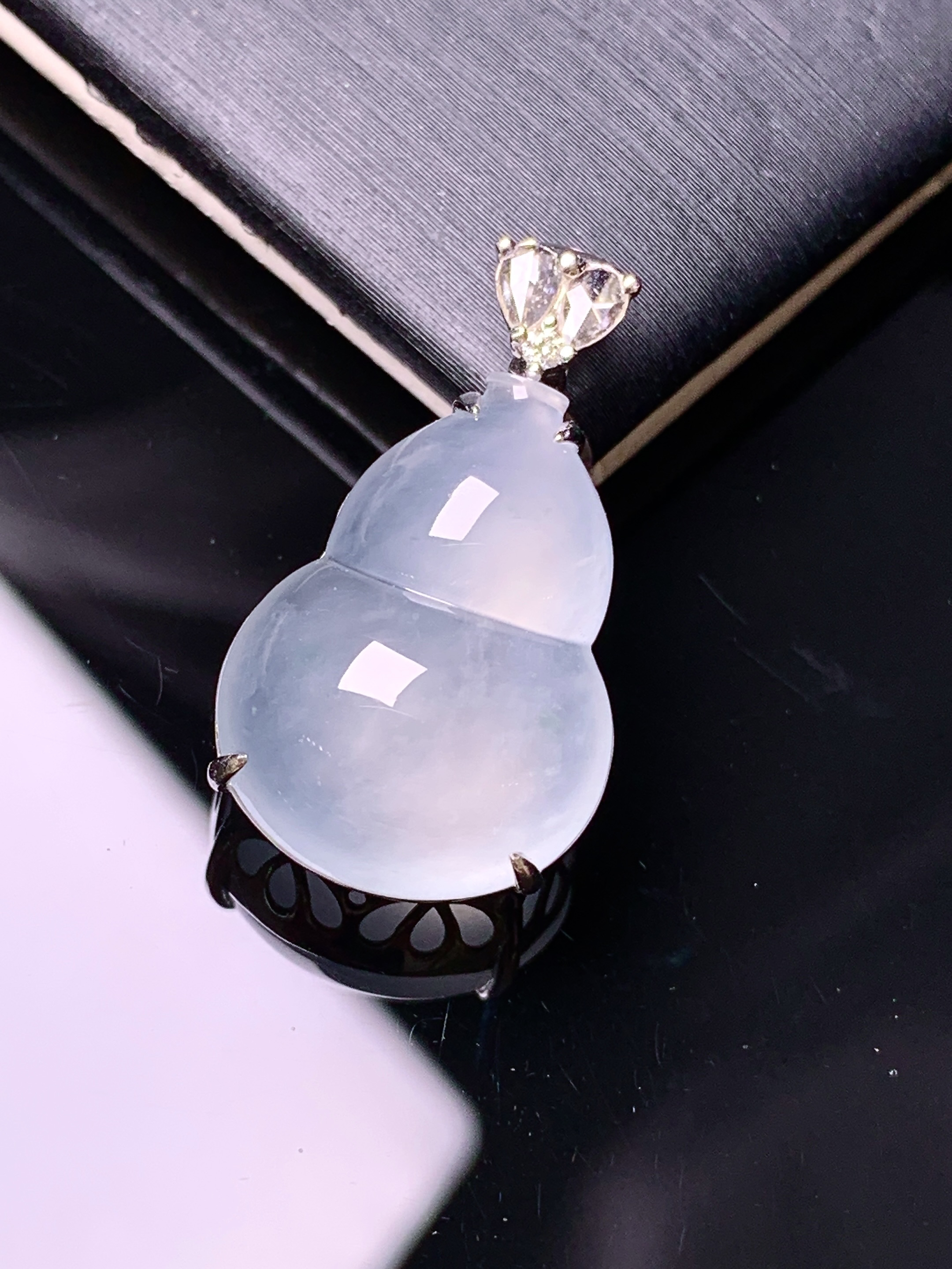 18k金钻镶嵌冰种葫芦吊坠 玉质细腻 色泽艳丽清新 水润亮眼 整体尺寸24.8*14*8.5g2