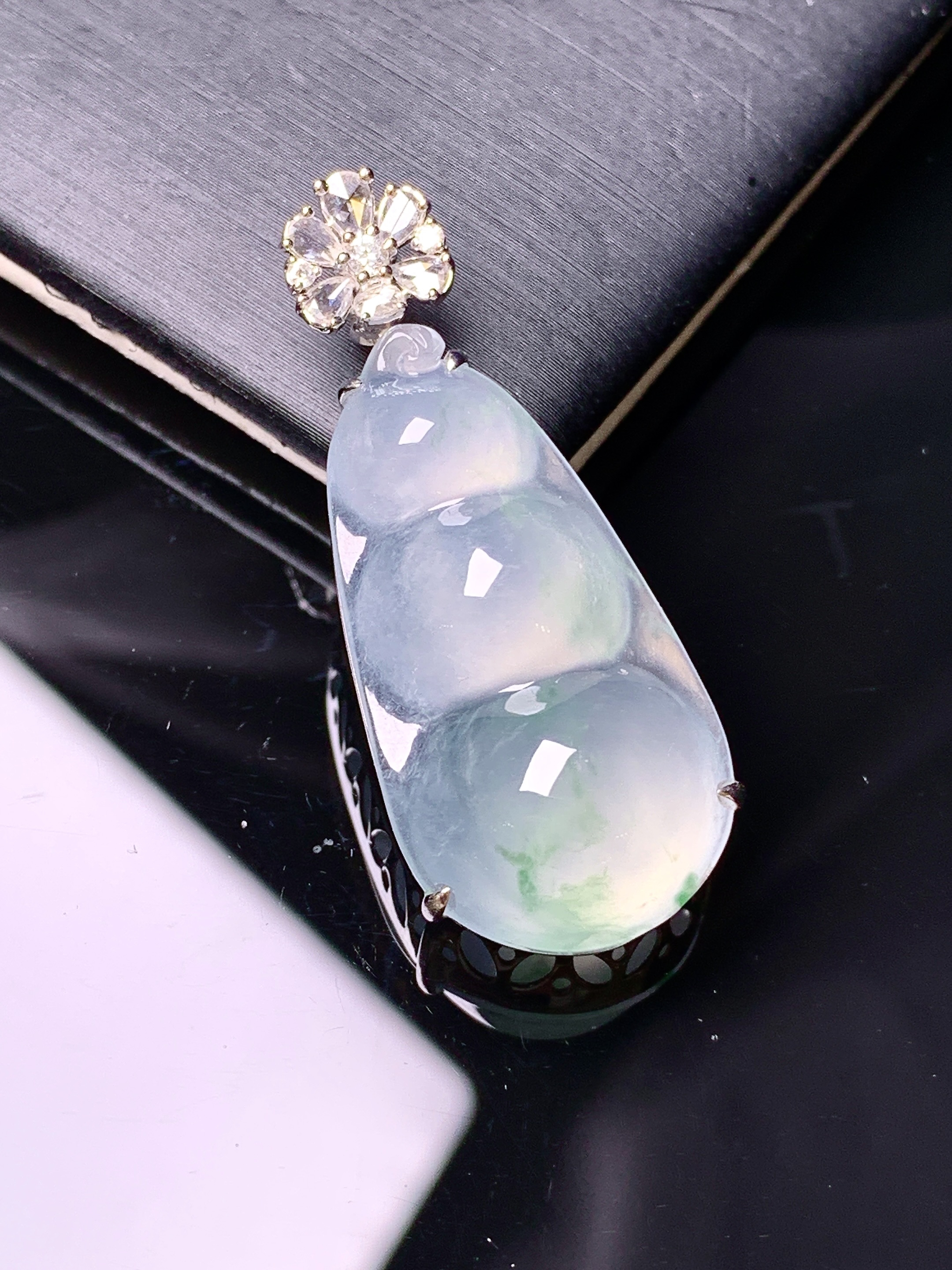 18k金钻镶嵌冰种四季豆吊坠 玉质细腻 色泽艳丽清新 水润亮眼 整体尺寸37*15*10g2