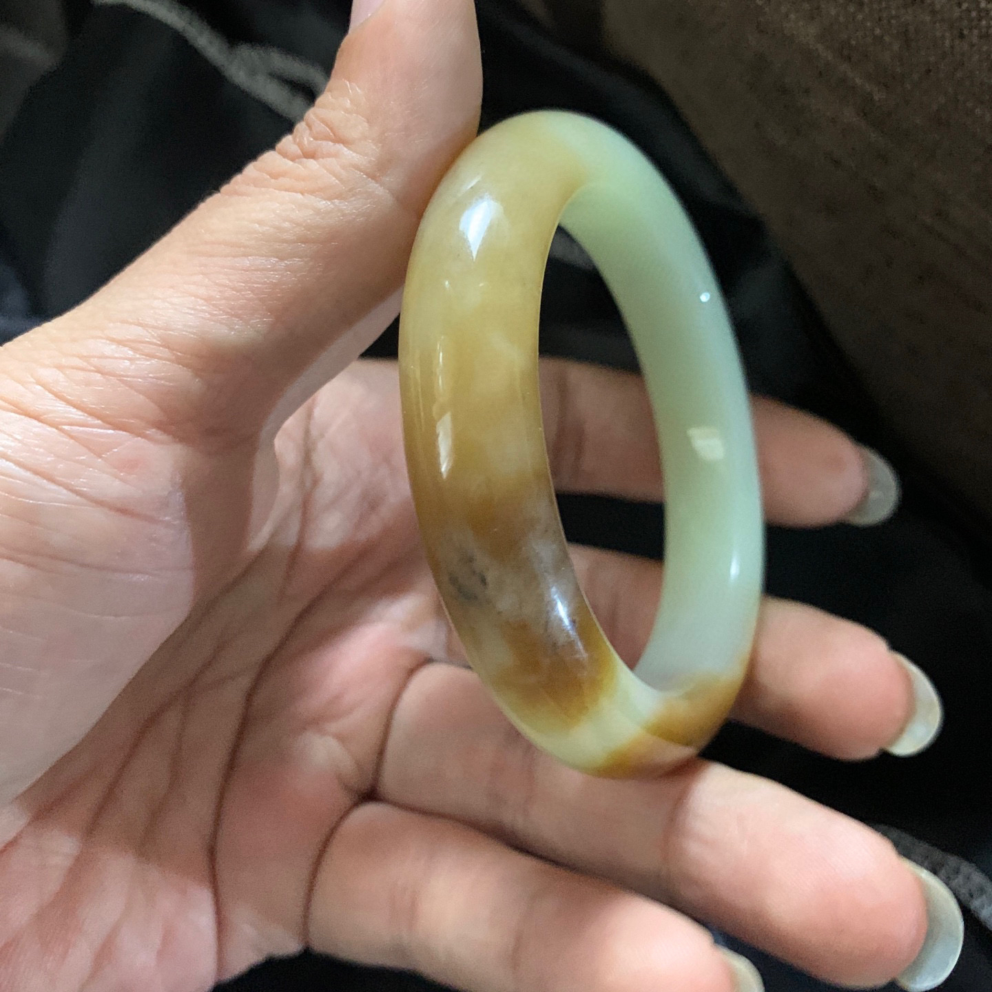 54.5圈口和田玉且末糖料宽版手镯，和田玉54.5圈口手镯，镯型古朴典雅。在诗情画意的雨巷相遇，你是我腕间的一抹风情，有你眸有深情.清风荡漾湖间静水，我愿俯身低眉，在烟波涟漪处