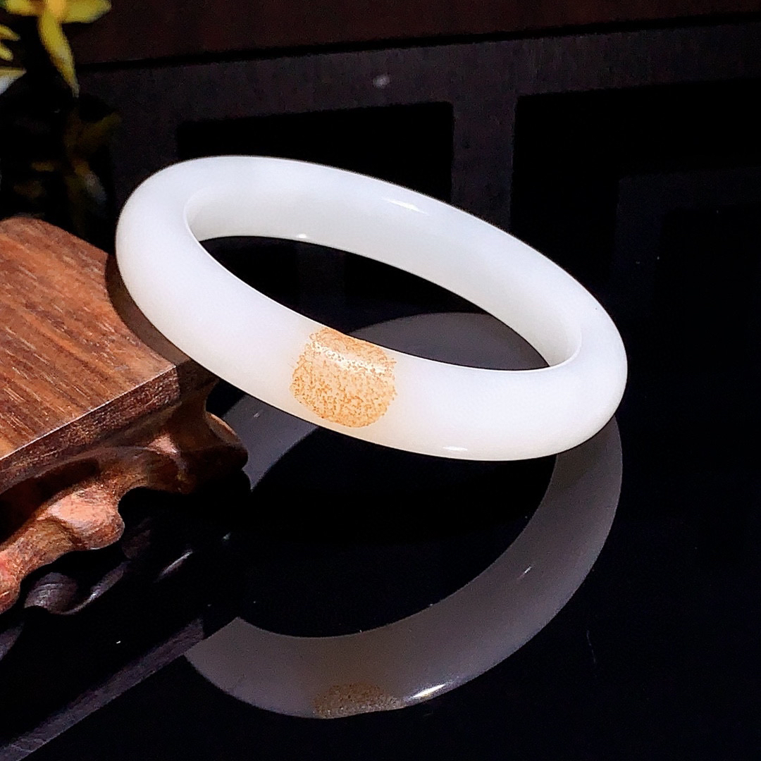 和田玉59圈羊脂白手镯！59圈口枣红皮，圈口59宽12.5玉质细腻油润 底色纯净 无裂无杂 脂粉好，