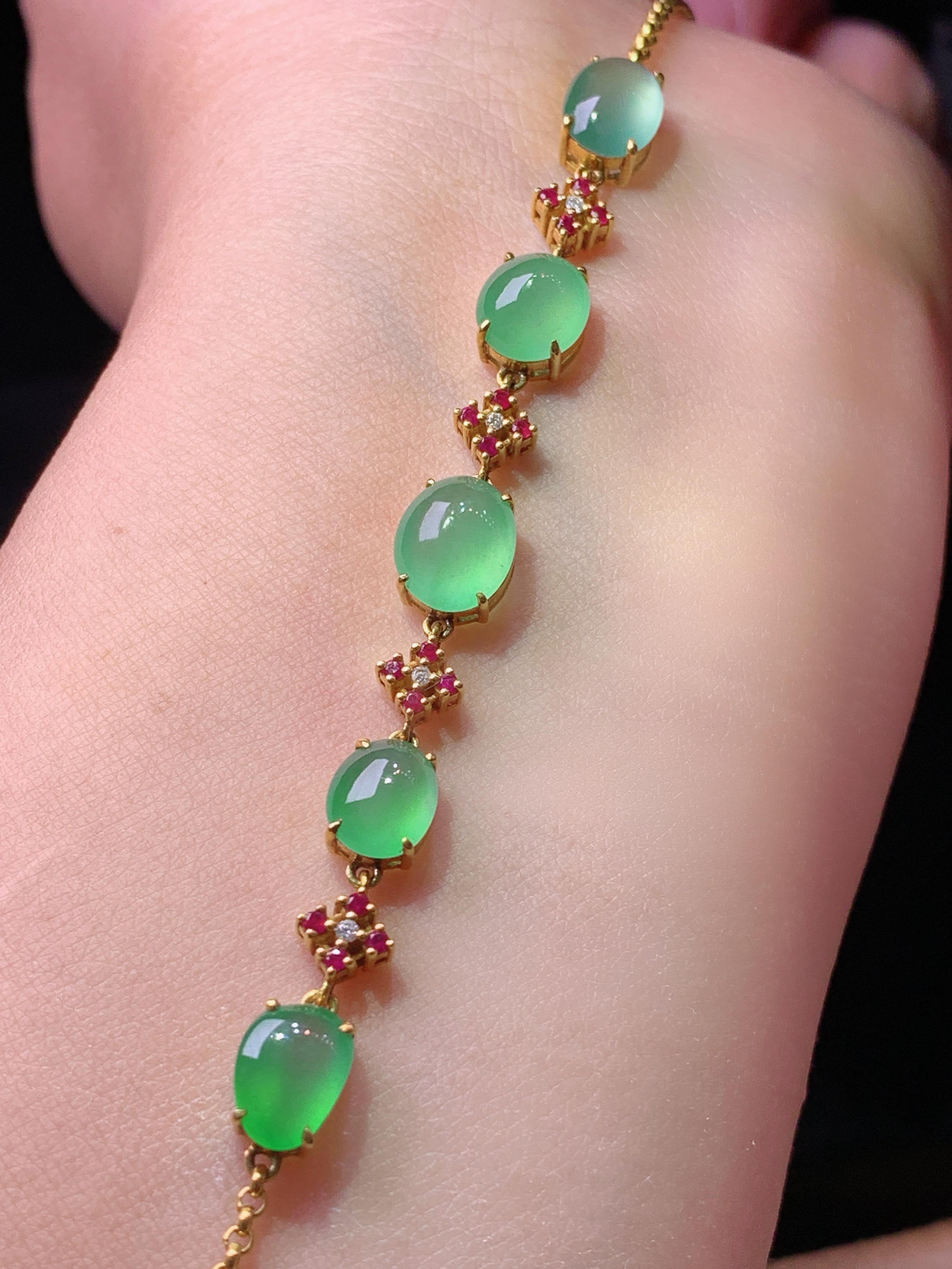 18k金钻镶嵌冰晴绿蛋面手链 玉质细腻 色泽艳丽清新 水润亮眼 整体尺寸170*4*5.6j3