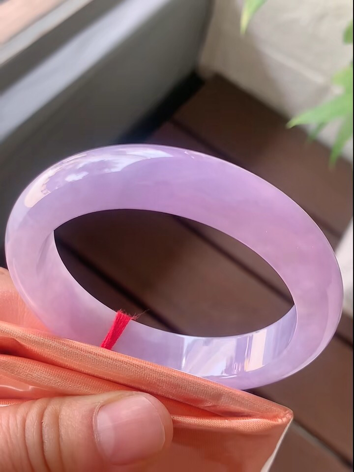 【翡翠名称】老种冰紫罗兰52.6正圈口手镯
【翡翠尺寸】52.6/12.4/8.6mm适合51.6-54正圈口佩戴
【翡翠描述】宝贝种老水足，玉质细腻，色泽靓丽，性价比高，佩戴效果好！
【其它赠送】权威证书/精美挂绳盒子/支持全国复检