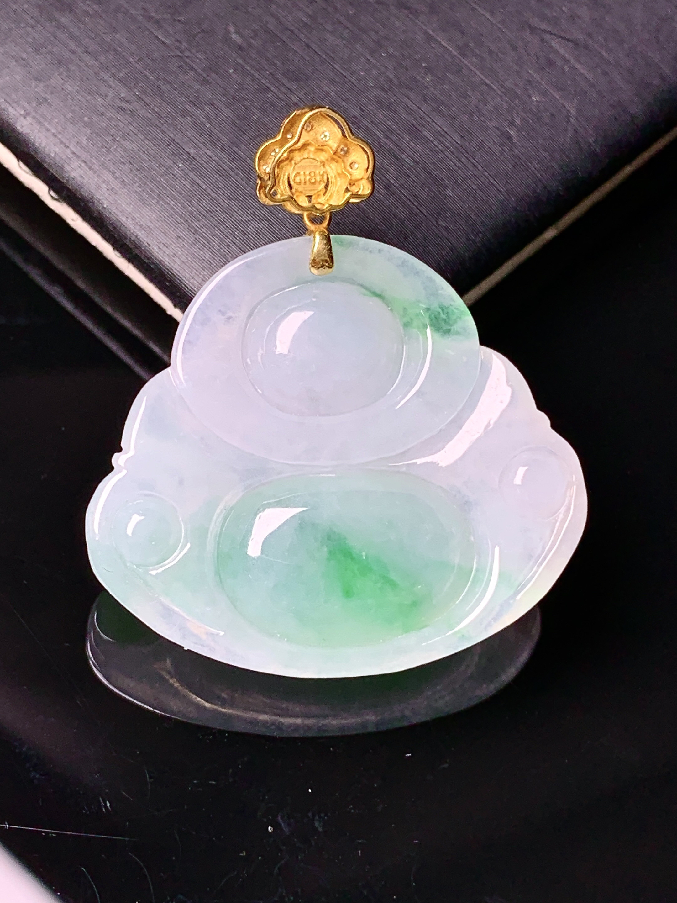 18k金镶嵌飘绿佛公吊坠 玉质细腻 色泽艳丽清新 水润亮眼 整体尺寸32.5*28.3*6.5x1