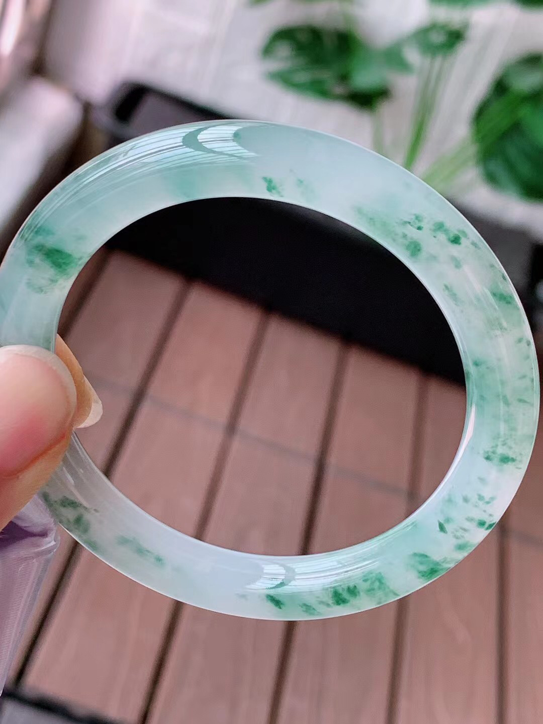 【翡翠名称】老种冰飘花52圈口圆条翡翠手镯
【翡翠尺寸】52/8.5/8.3mm适合52-54正圈口佩戴
【翡翠描述】宝贝种老水足，玉质细腻，色泽靓丽，性价比高，佩戴效果好！
【其它赠送】权威证书/精美挂绳盒子/支持全国复检