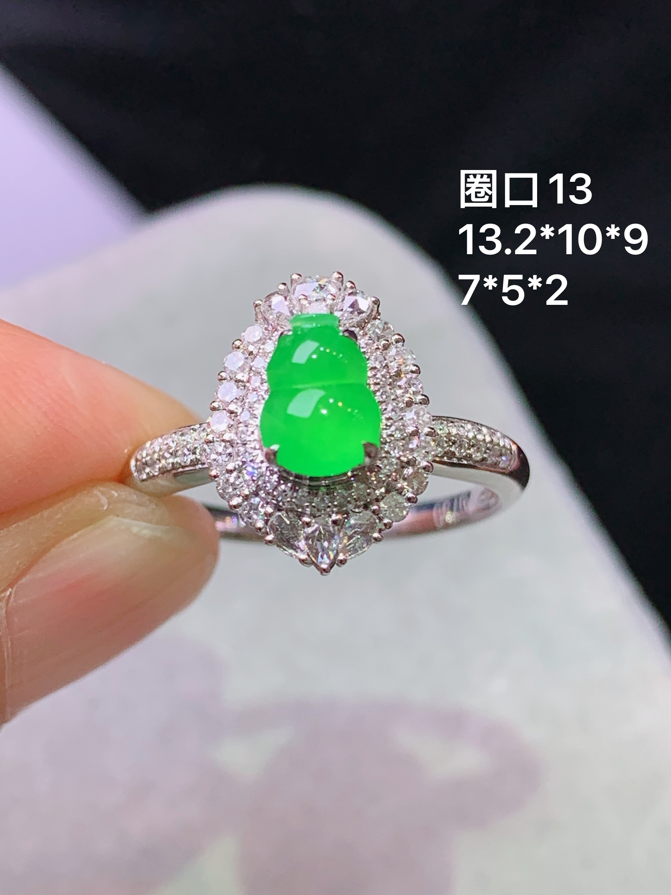 18k金钻镶嵌冰阳绿葫芦戒指 玉质细腻 色泽艳丽清新 水润亮眼 圈口13 整体尺寸13.2*10*9h1