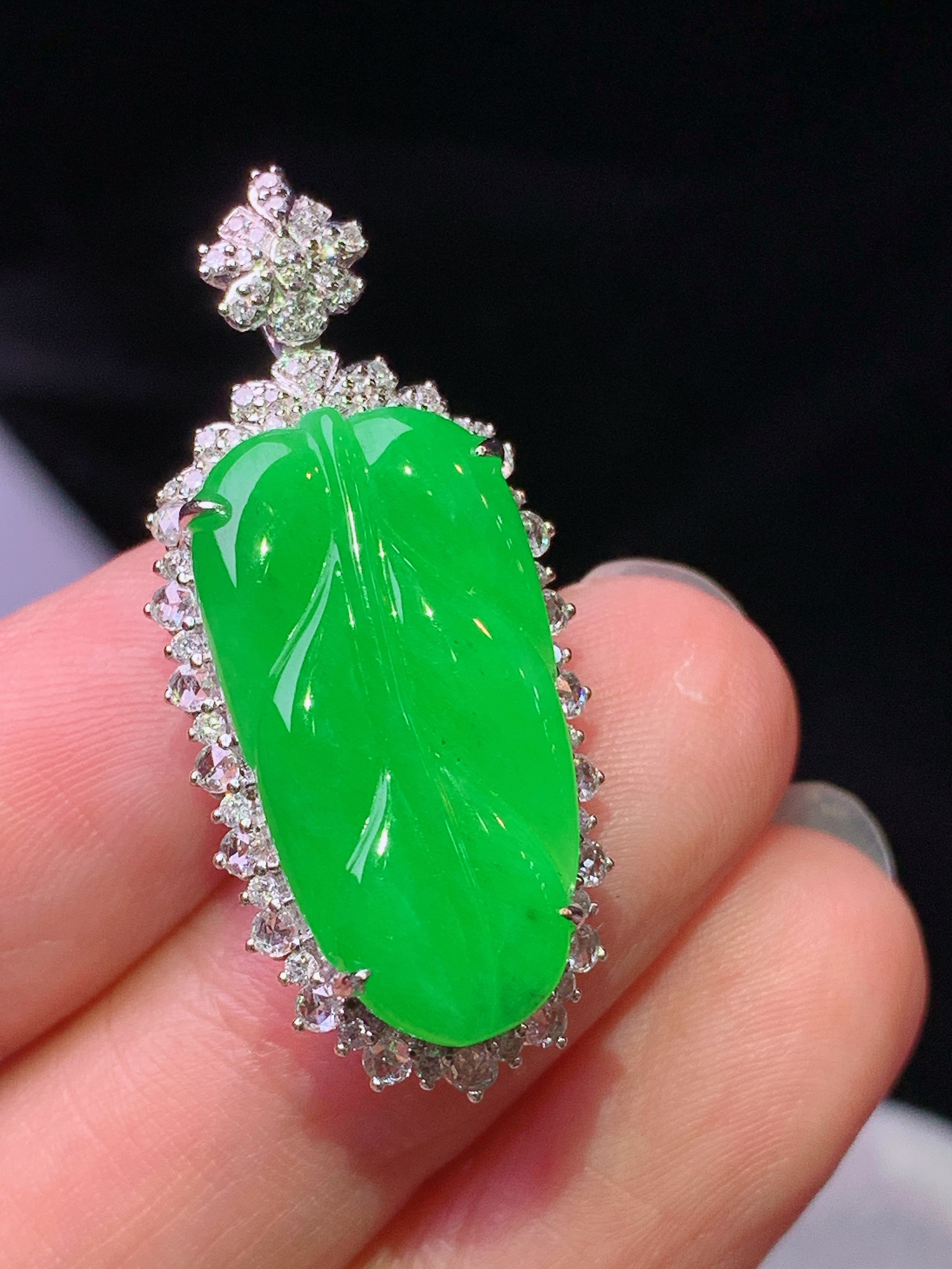 18k金钻镶嵌冰阳绿树叶吊坠 玉质细腻 色泽艳丽清新 水润亮眼 整体尺寸33.8*15*10m2