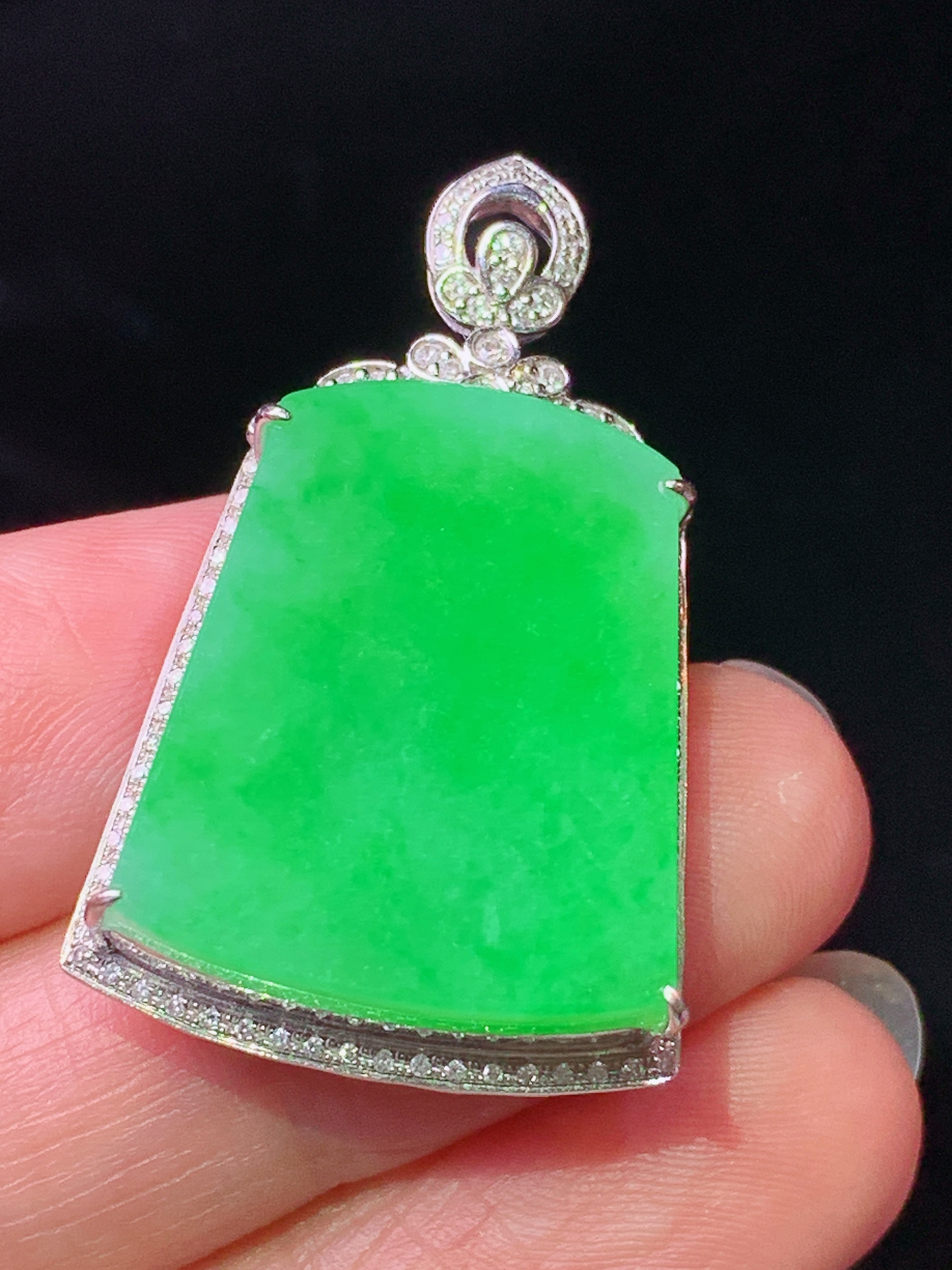 18k金钻镶嵌阳绿无事牌吊坠 玉质细腻 色泽艳丽清新 水润亮眼 整体尺寸35*21.3*8.6L2