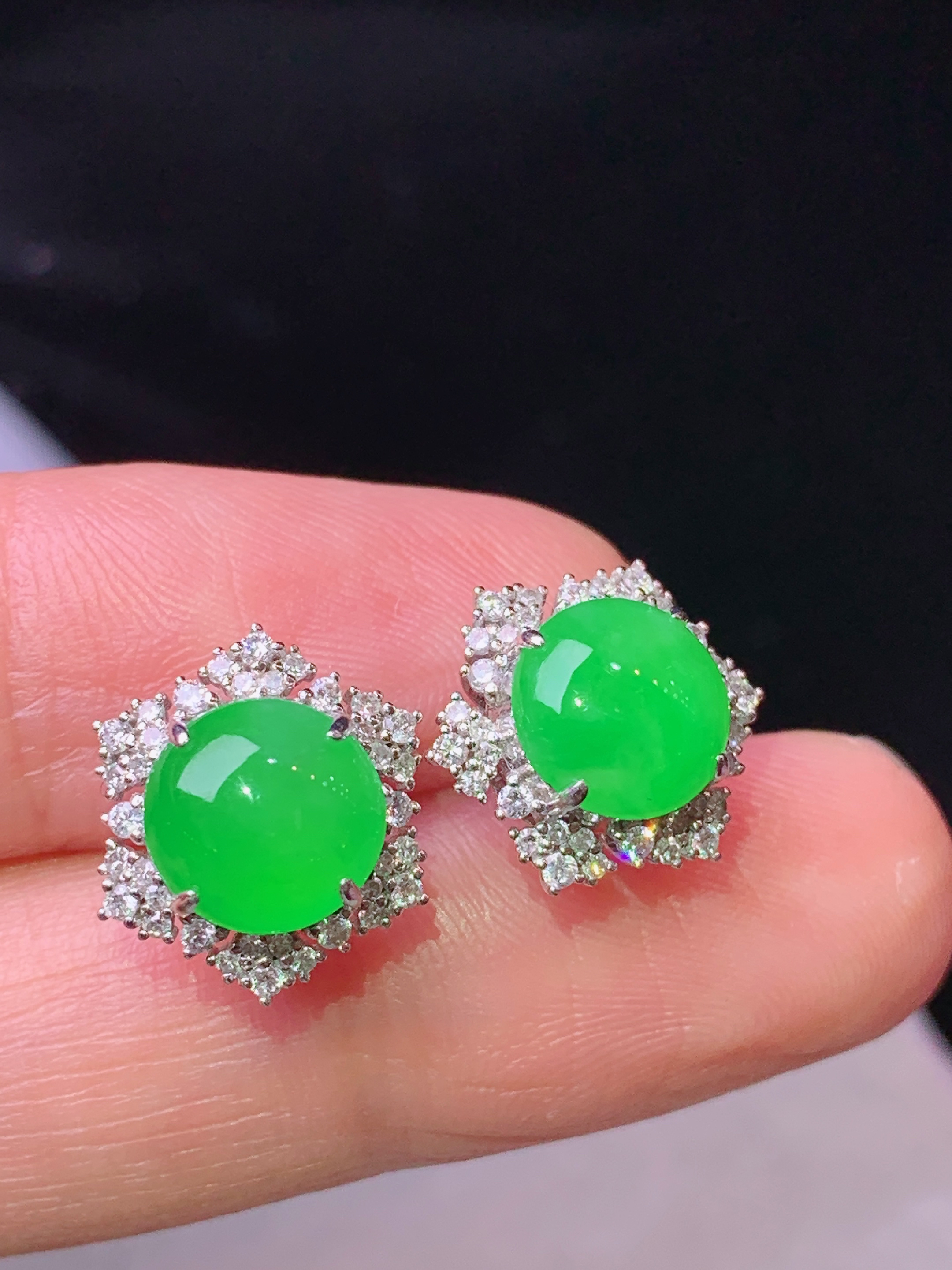 18k金钻镶嵌冰阳绿蛋面耳钉 玉质细腻 色泽艳丽清新 水润亮眼 整体尺寸12.6*7L2