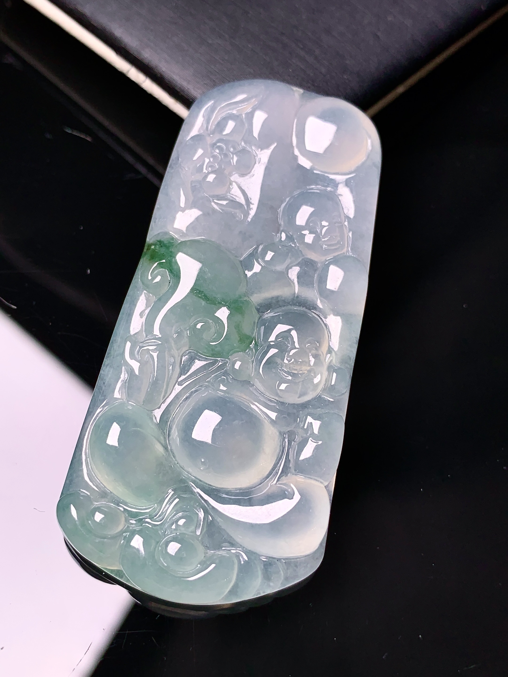 飘绿多仔多福佛公牌吊坠 玉质细腻 色泽艳丽清新 水润亮眼 整体尺寸55*25.8*5.3x1