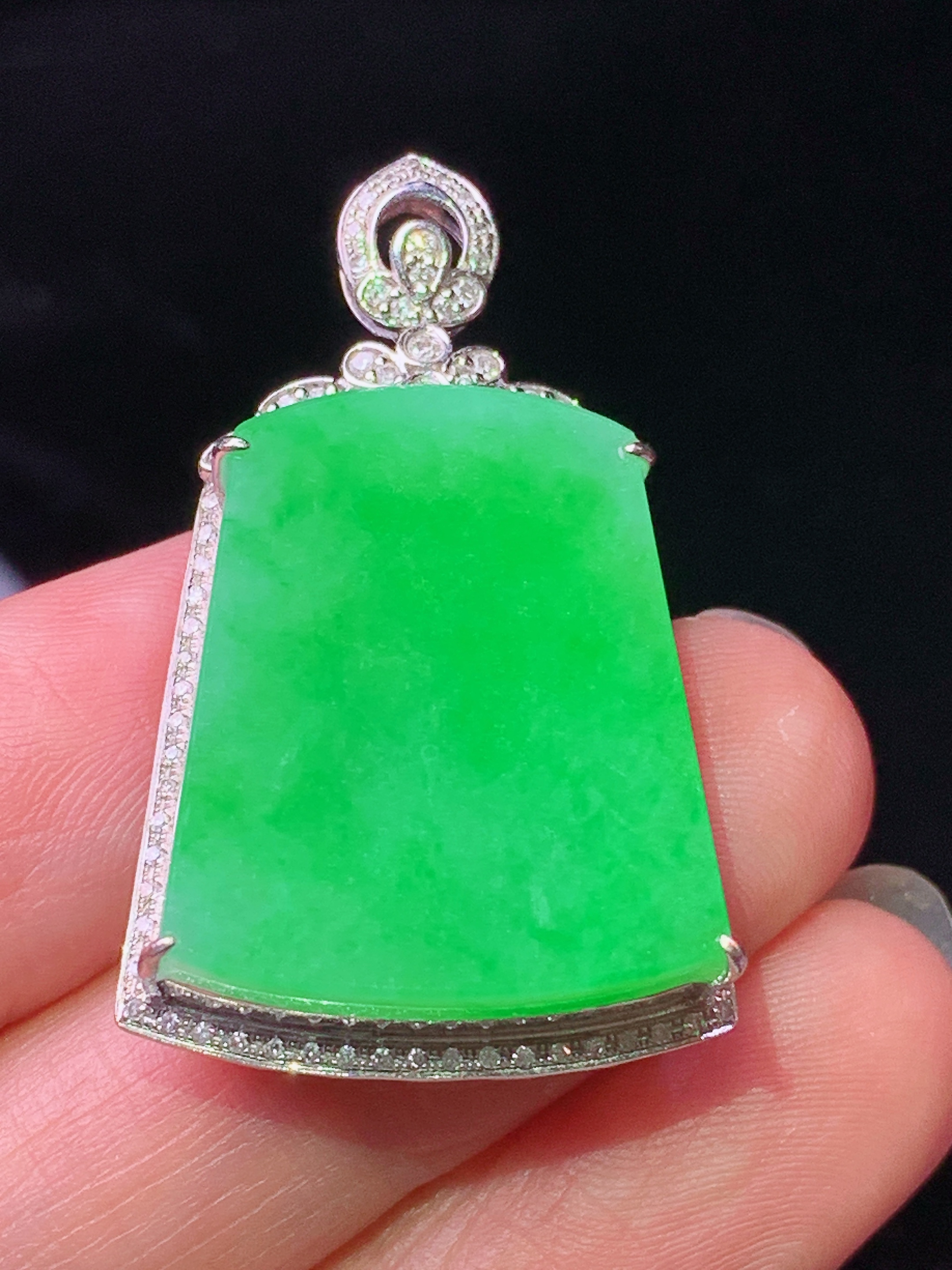 18k金钻镶嵌阳绿无事牌吊坠 玉质细腻 色泽艳丽清新 水润亮眼 整体尺寸35*21.3*8.6L2