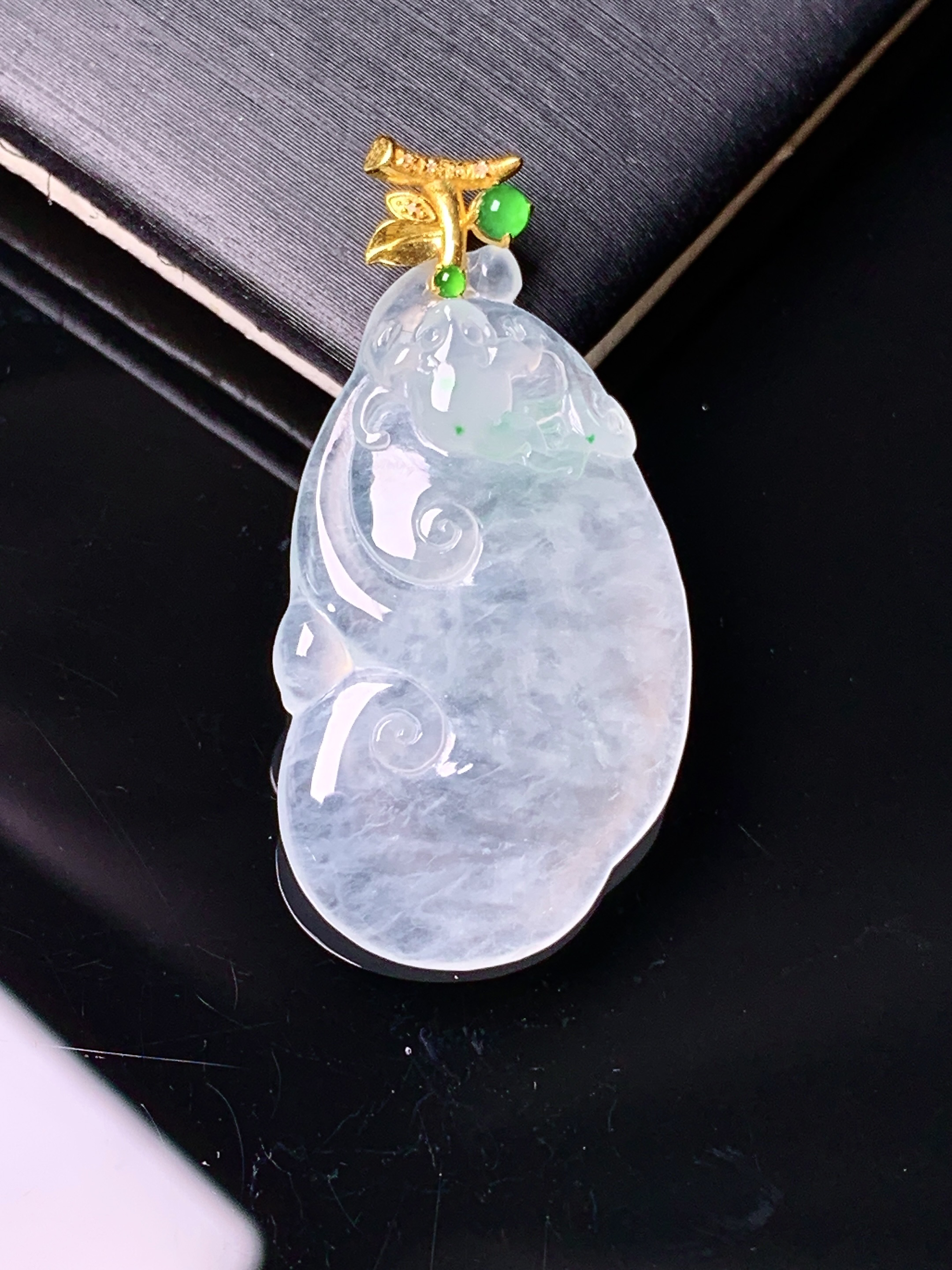 18k金钻镶嵌冰种如意吊坠 玉质细腻 色泽艳丽清新 水润亮眼 整体尺寸33*16.8*4.8e1