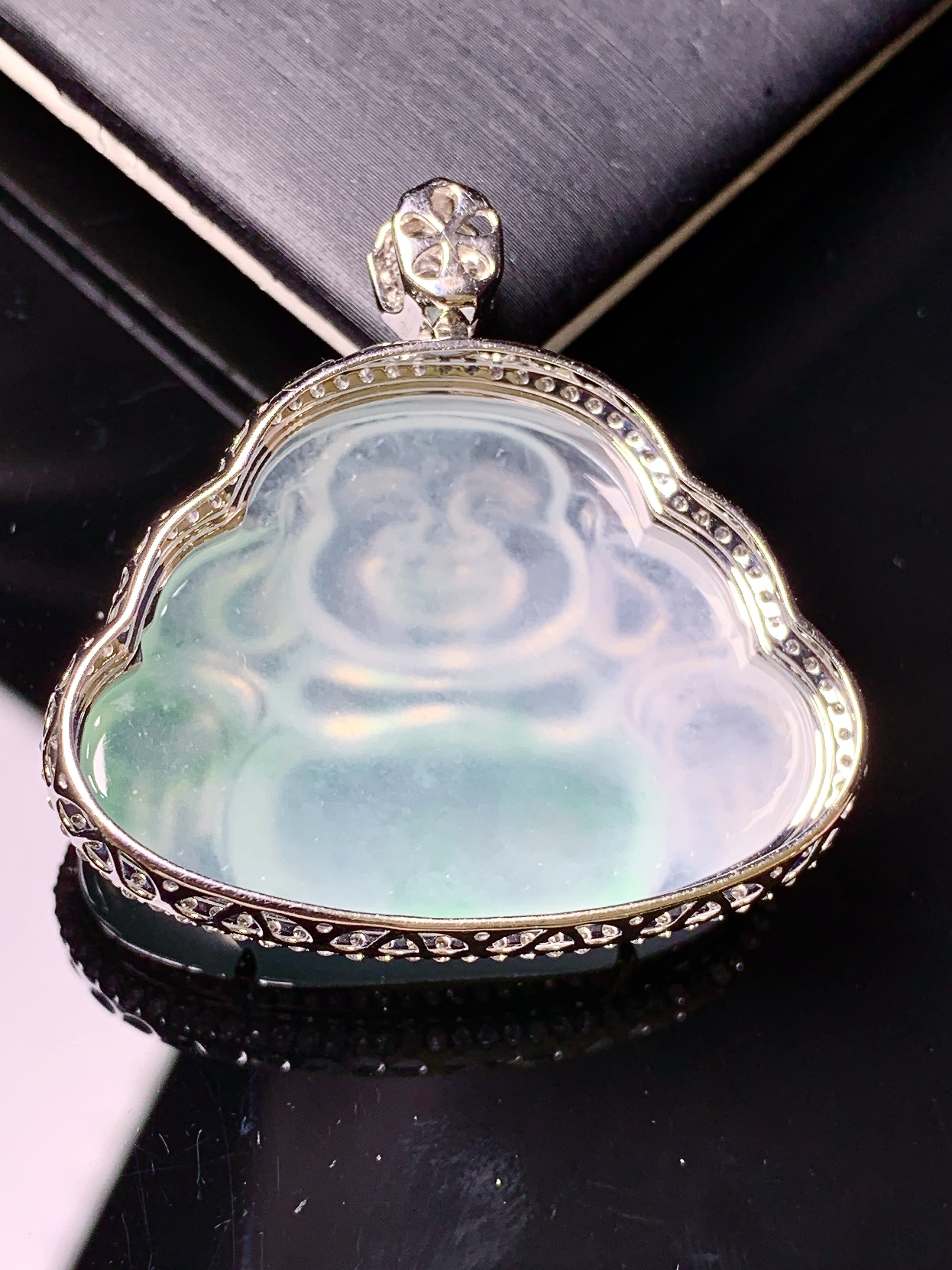 18k金钻镶嵌冰种飘绿佛公吊坠 玉质细腻 色泽艳丽清新 水润亮眼 整体尺寸34.2*35.2*11g2