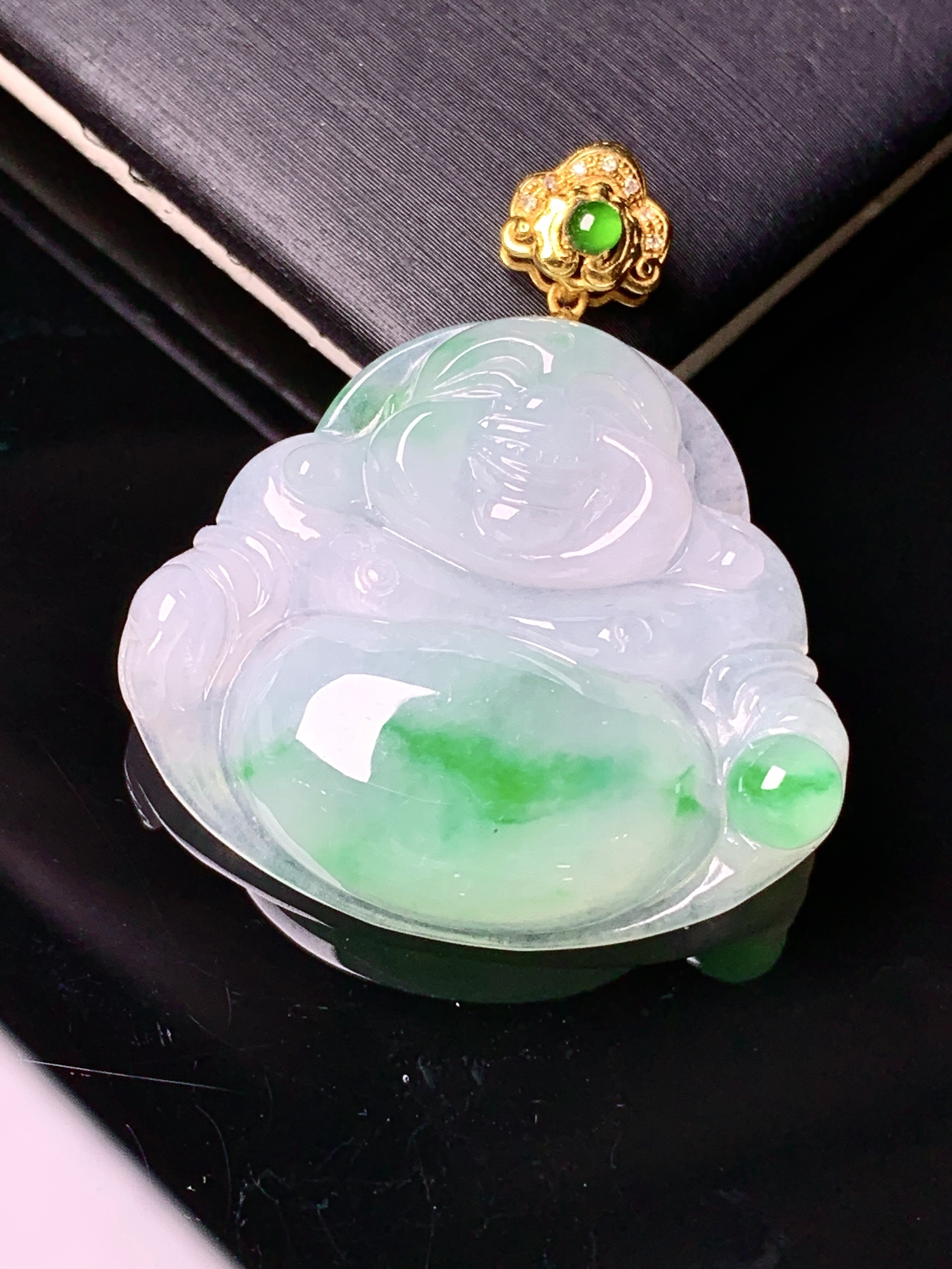 18k金镶嵌飘绿佛公吊坠 玉质细腻 色泽艳丽清新 水润亮眼 整体尺寸32.5*28.3*6.5x1