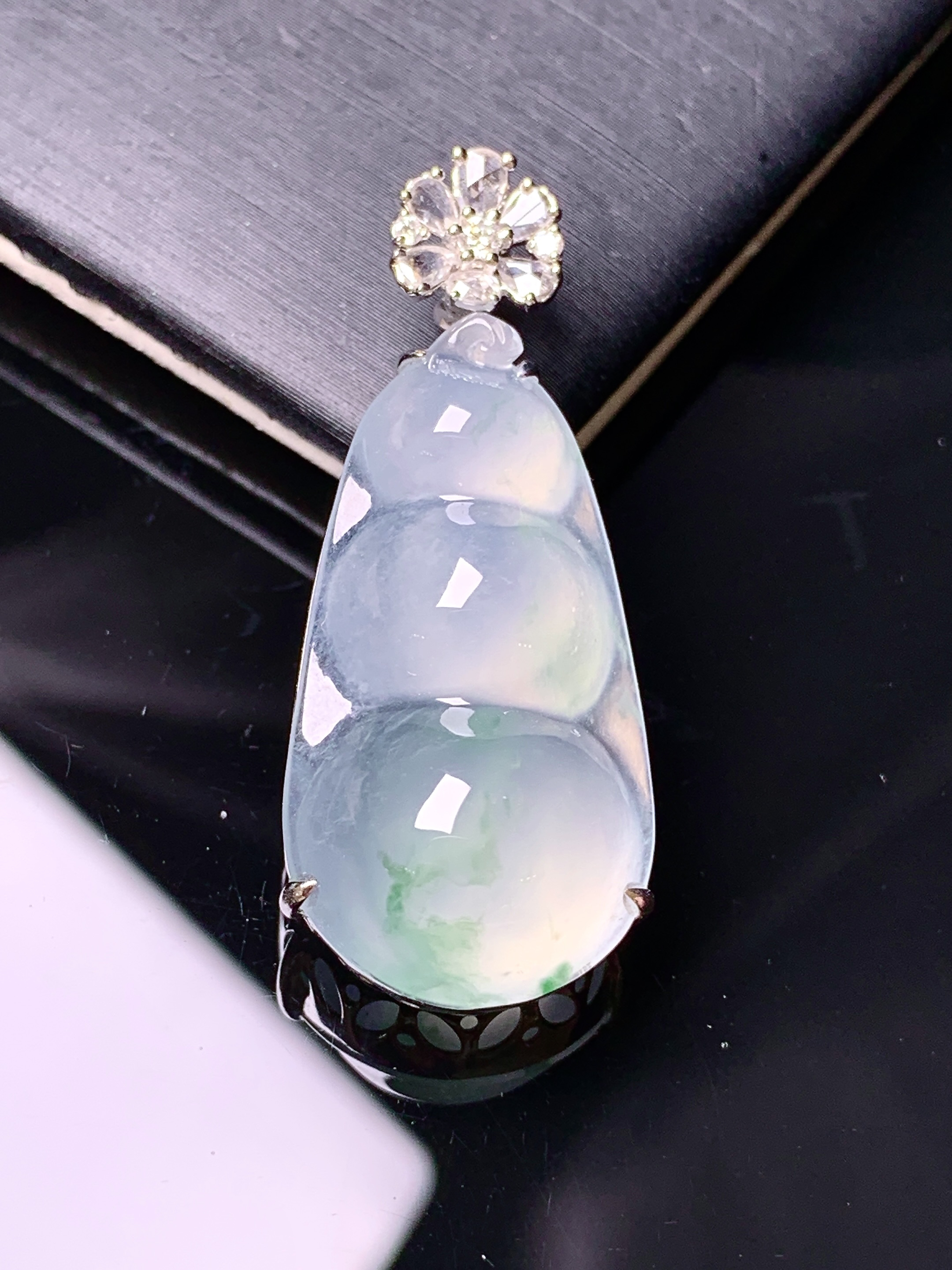 18k金钻镶嵌冰种四季豆吊坠 玉质细腻 色泽艳丽清新 水润亮眼 整体尺寸37*15*10g2