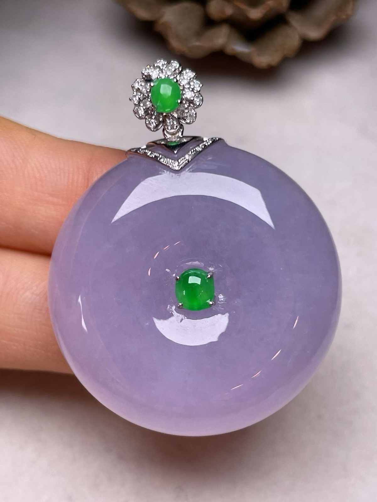 冰糯种紫罗兰平安扣吊坠，真金真钻镶嵌，种水好，玉质细腻 .裸石尺寸 33.3*12.6