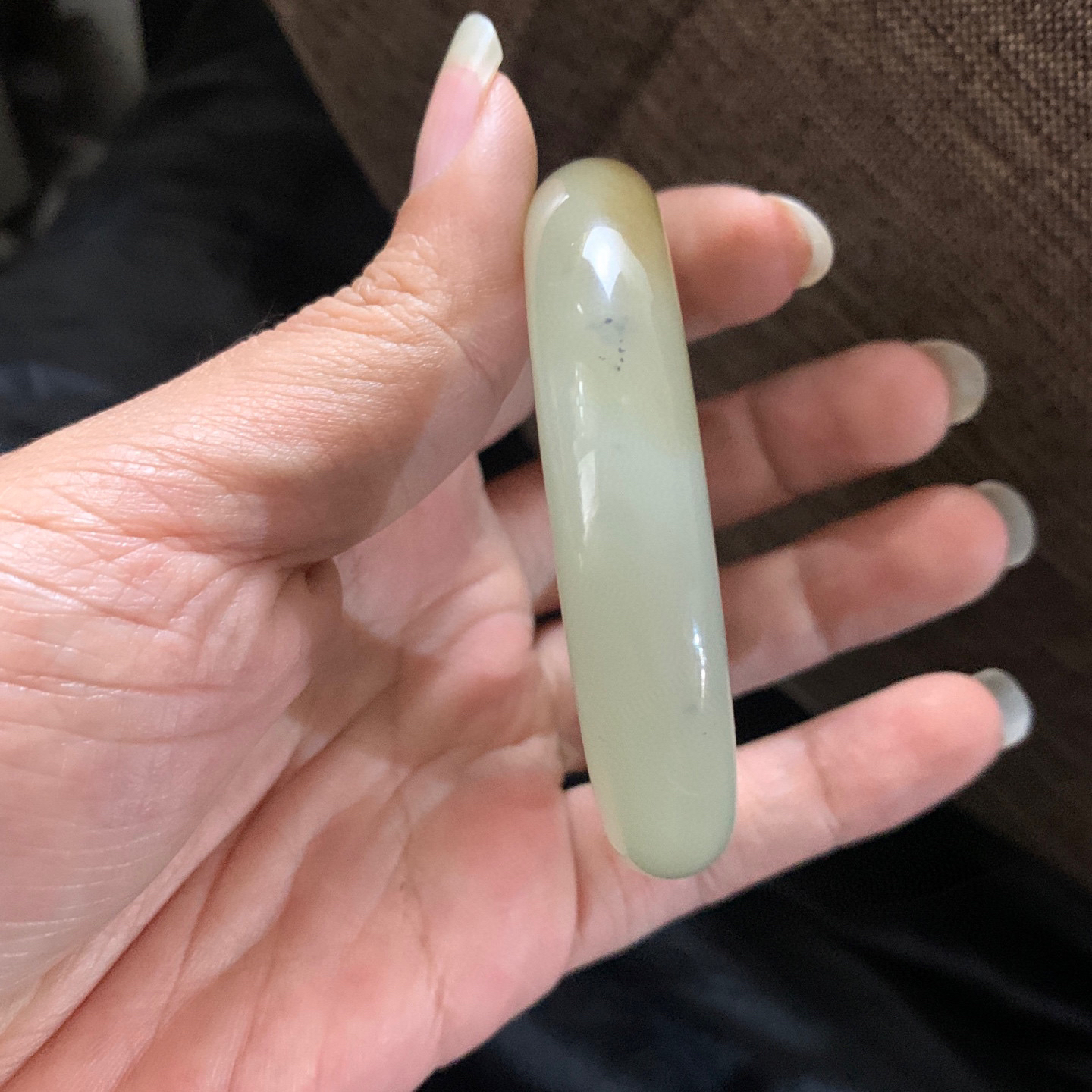 54.5圈口和田玉且末糖料宽版手镯，和田玉54.5圈口手镯，镯型古朴典雅。在诗情画意的雨巷相遇，你是我腕间的一抹风情，有你眸有深情.清风荡漾湖间静水，我愿俯身低眉，在烟波涟漪处寻