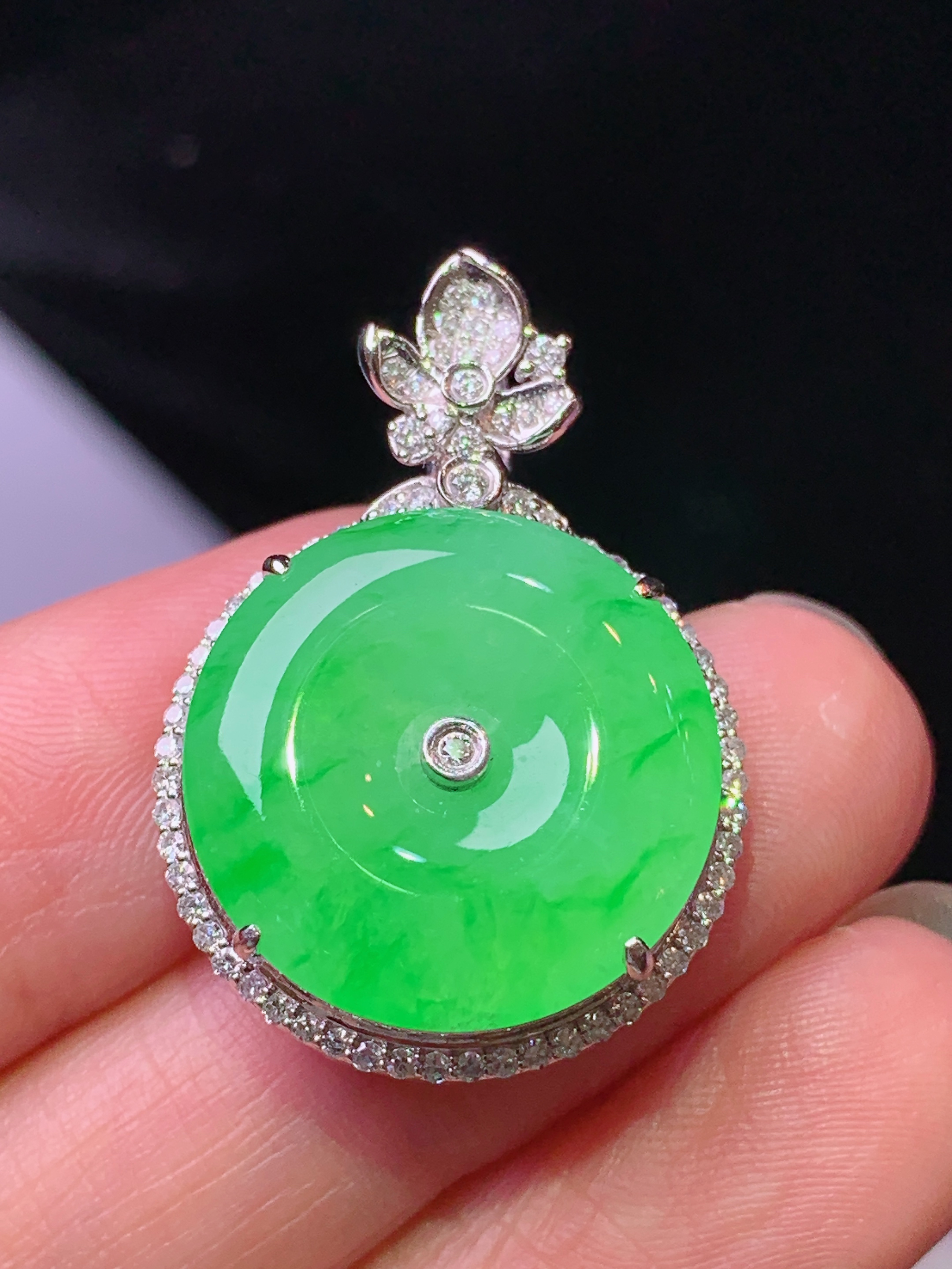 18k金钻镶嵌吊坠 玉质细腻 色泽艳丽清新 水润亮眼 整体尺寸28.5*20.2*8.3L2