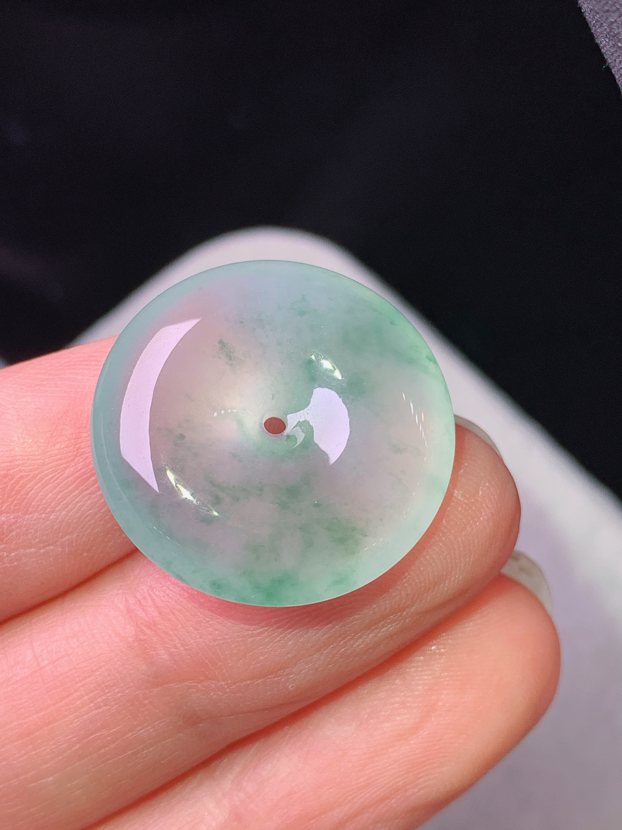 冰飘绿花平安扣吊坠 玉质细腻 色泽艳丽清新 水润亮眼 整体尺寸21.6*5.6x1