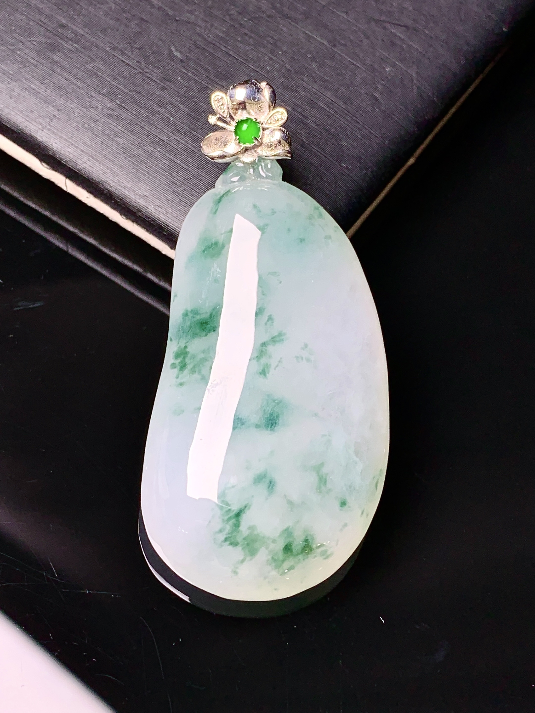 18k金镶嵌冰飘绿花福瓜吊坠 玉质细腻 色泽艳丽清新 水润亮眼 整体尺寸43*19.6*7.5e1