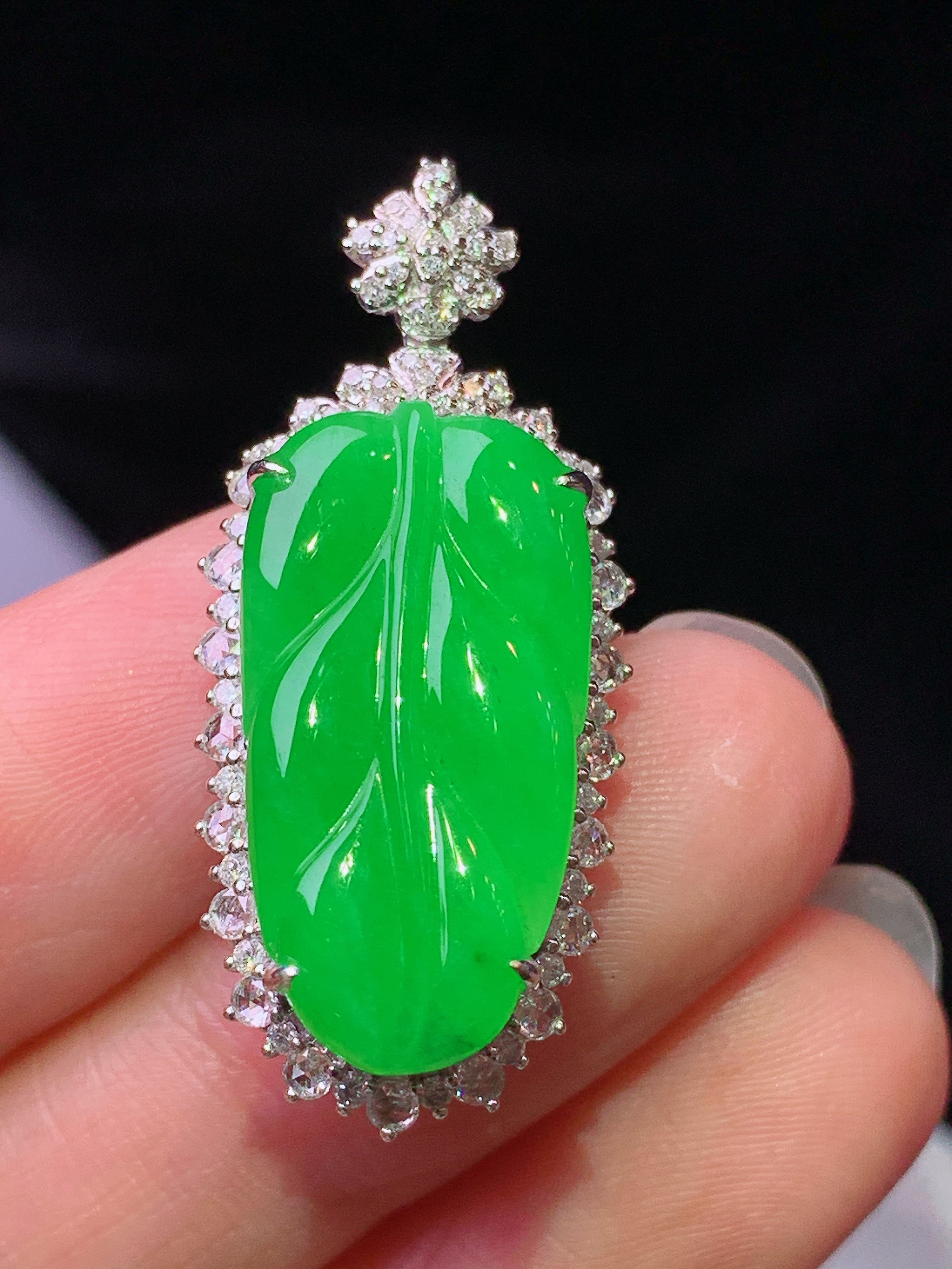 18k金钻镶嵌冰阳绿树叶吊坠 玉质细腻 色泽艳丽清新 水润亮眼 整体尺寸33.8*15*10m2