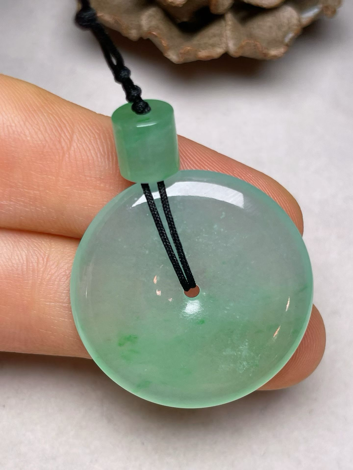 冰种飘绿【平安扣】吊坠、种水好，玉质细腻 ，卖相好