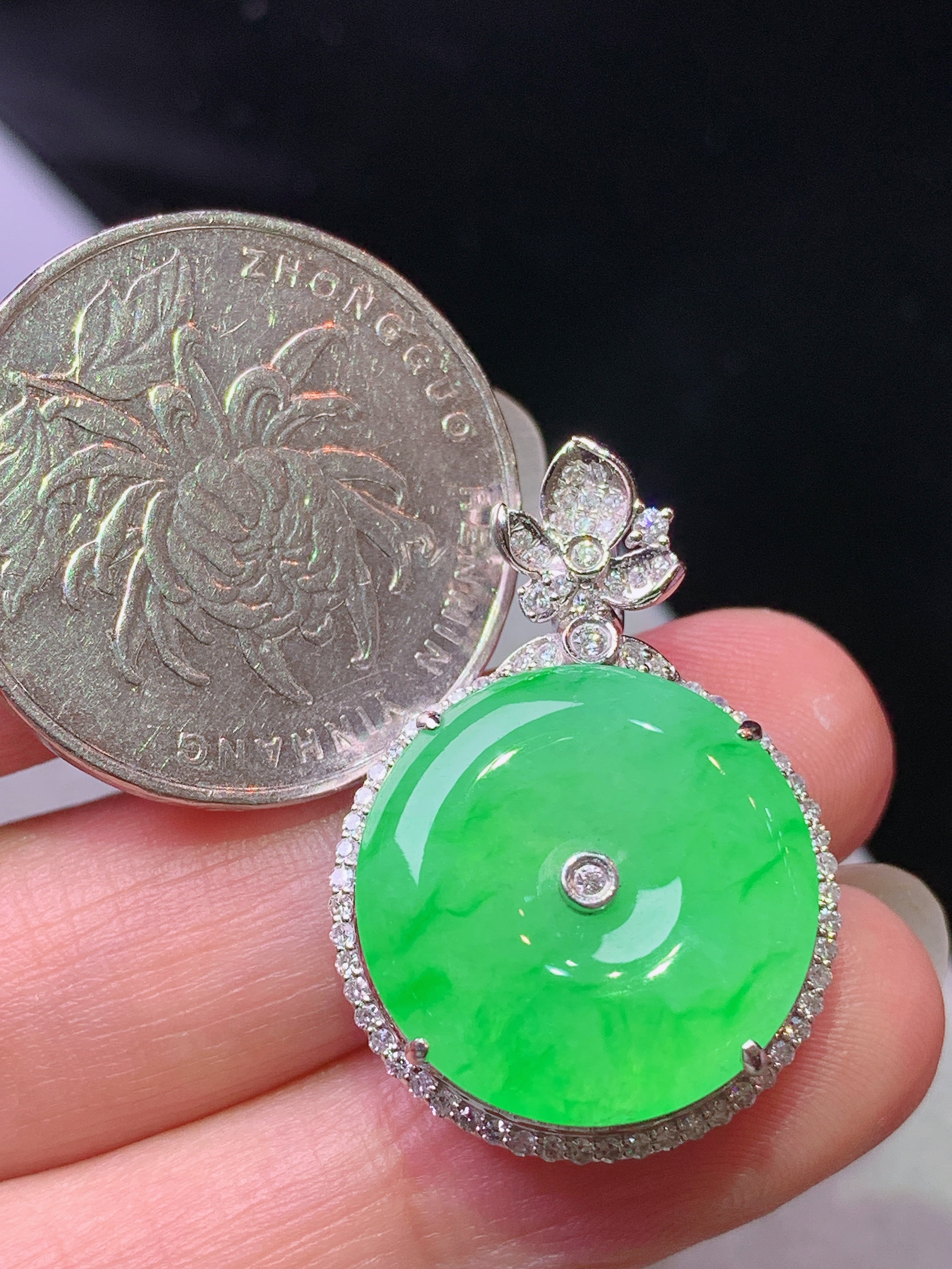 18k金钻镶嵌吊坠 玉质细腻 色泽艳丽清新 水润亮眼 整体尺寸28.5*20.2*8.3L2
