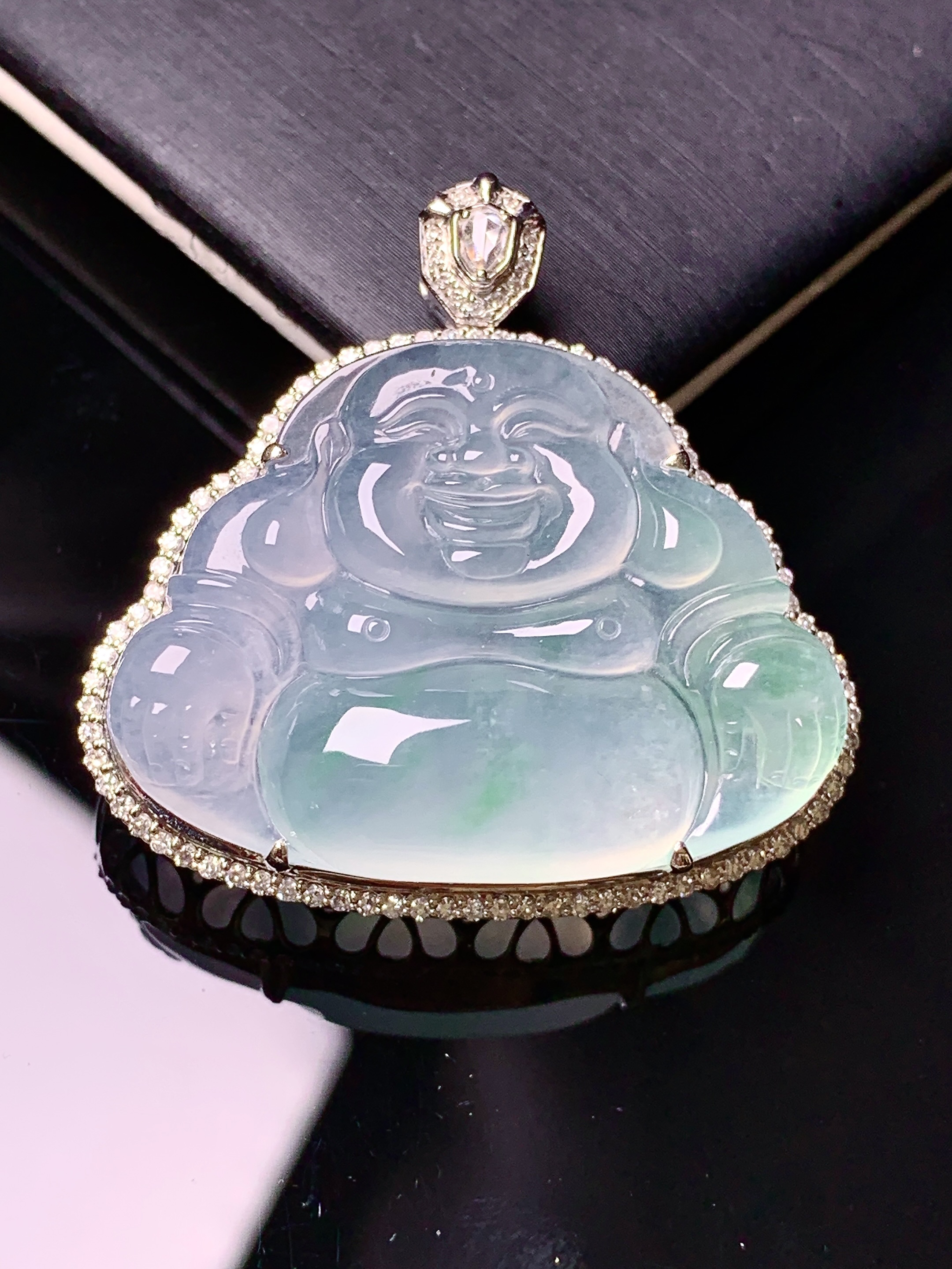 18k金钻镶嵌冰种飘绿佛公吊坠 玉质细腻 色泽艳丽清新 水润亮眼 整体尺寸34.2*35.2*11g2