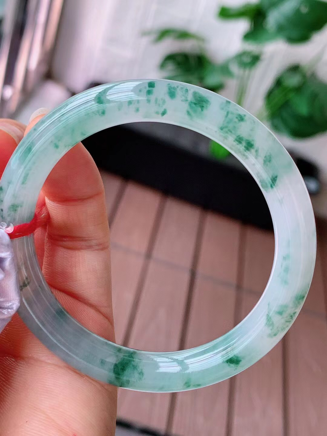 【翡翠名称】老种冰飘花52圈口圆条翡翠手镯
【翡翠尺寸】52/8.5/8.3mm适合52-54正圈口佩戴
【翡翠描述】宝贝种老水足，玉质细腻，色泽靓丽，性价比高，佩戴效果好！
【其它赠送】权威证书/精美挂绳盒子/支持全国复检