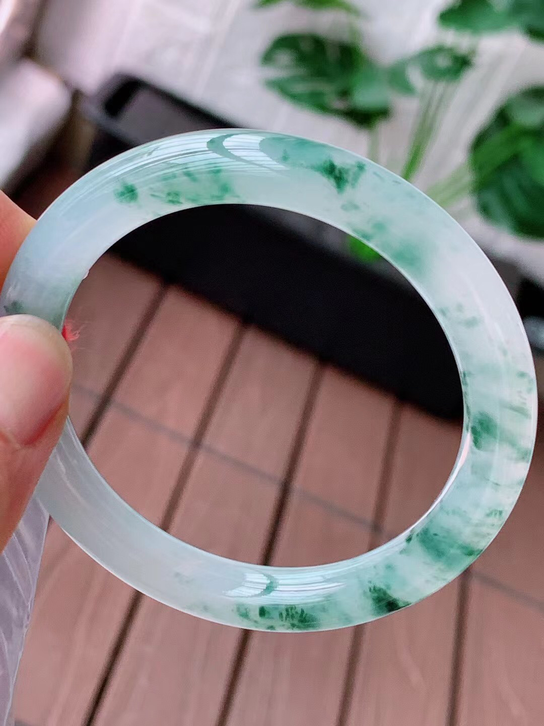 【翡翠名称】老种冰飘花52圈口圆条翡翠手镯
【翡翠尺寸】52/8.5/8.3mm适合52-54正圈口佩戴
【翡翠描述】宝贝种老水足，玉质细腻，色泽靓丽，性价比高，佩戴效果好！
【其它赠送】权威证书/精美挂绳盒子/支持全国复检