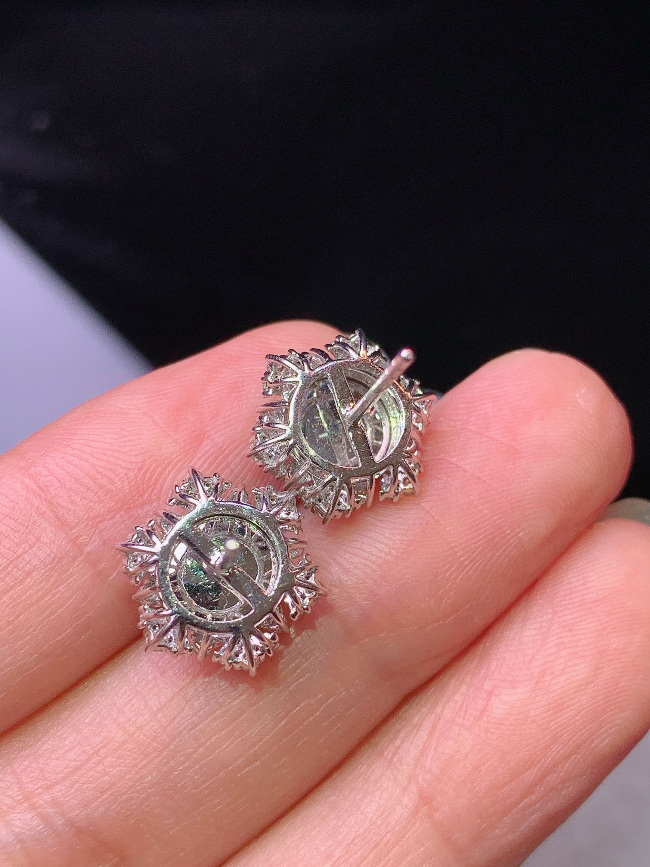 18k金钻镶嵌冰阳绿蛋面耳钉 玉质细腻 色泽艳丽清新 水润亮眼 整体尺寸12.6*7L2