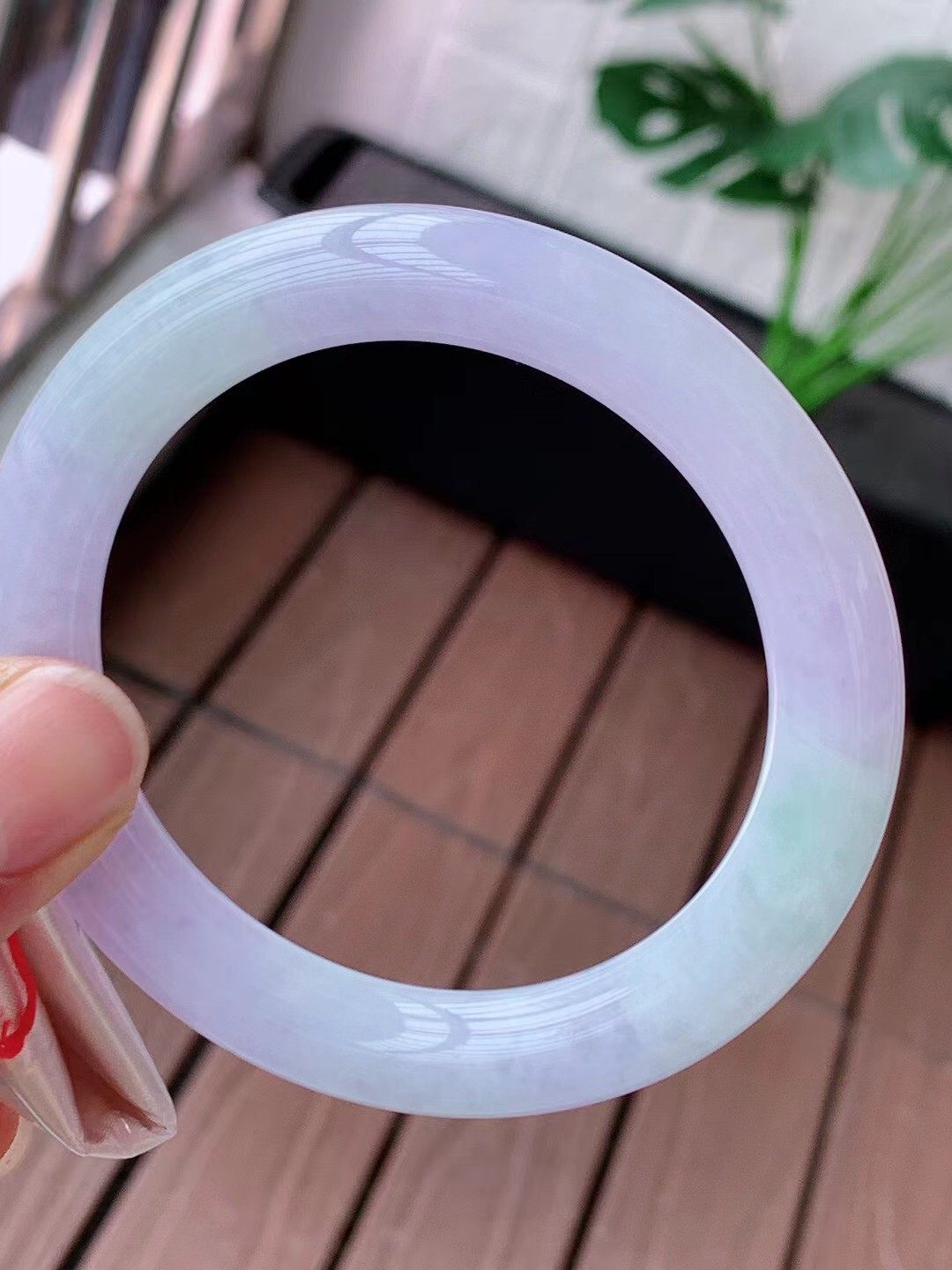 【翡翠名称】老种冰春带彩55圈口圆条手镯
【翡翠尺寸】55/10/9.8mm适合55-57正圈口佩戴
【翡翠描述】宝贝种老水足，玉质细腻，色泽靓丽，性价比高，佩戴效果好！
【其它赠送】权威证书/精美挂绳盒子/支持全国复检