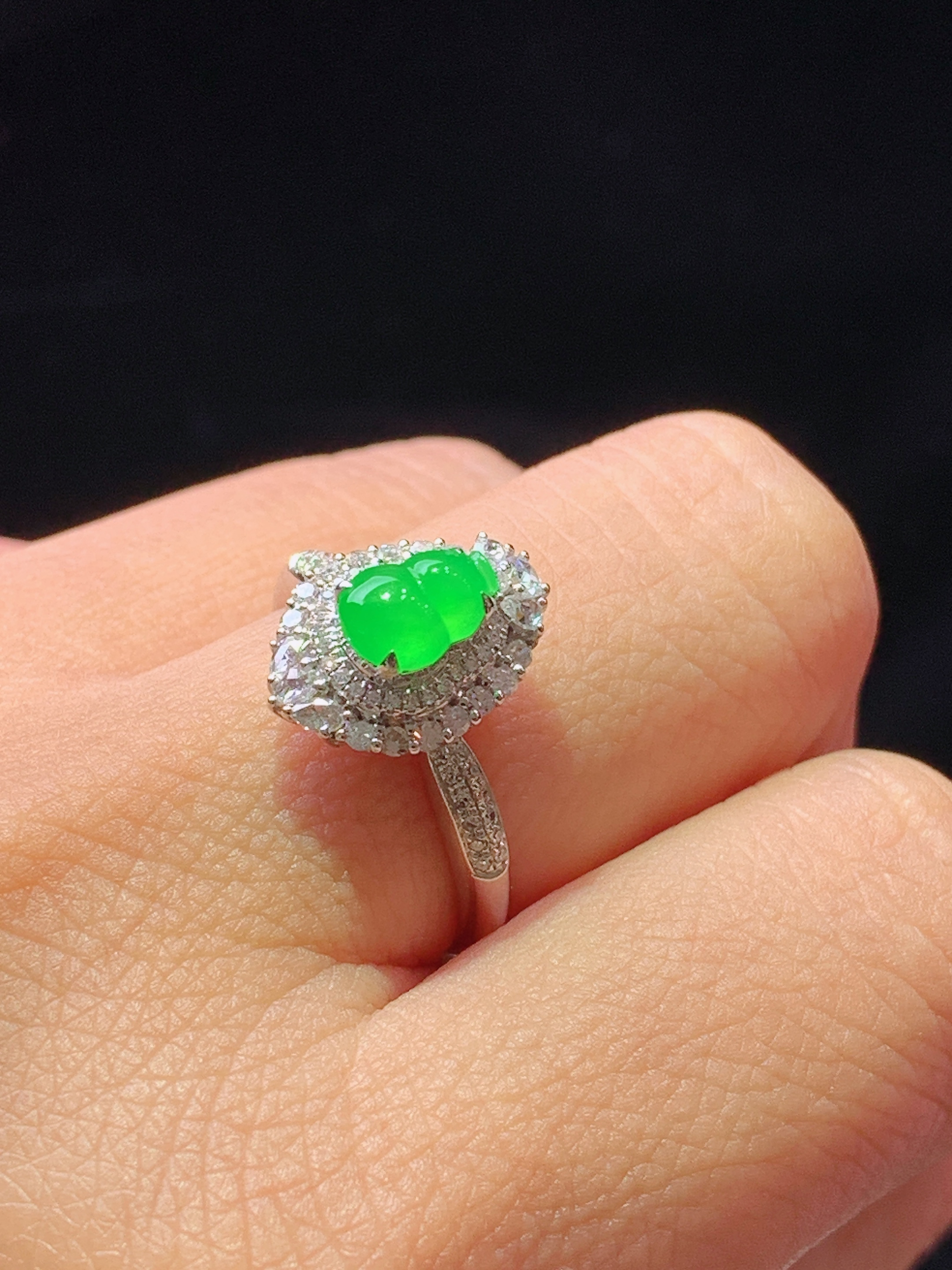 18k金钻镶嵌冰阳绿葫芦戒指 玉质细腻 色泽艳丽清新 水润亮眼 圈口13 整体尺寸13.2*10*9h1