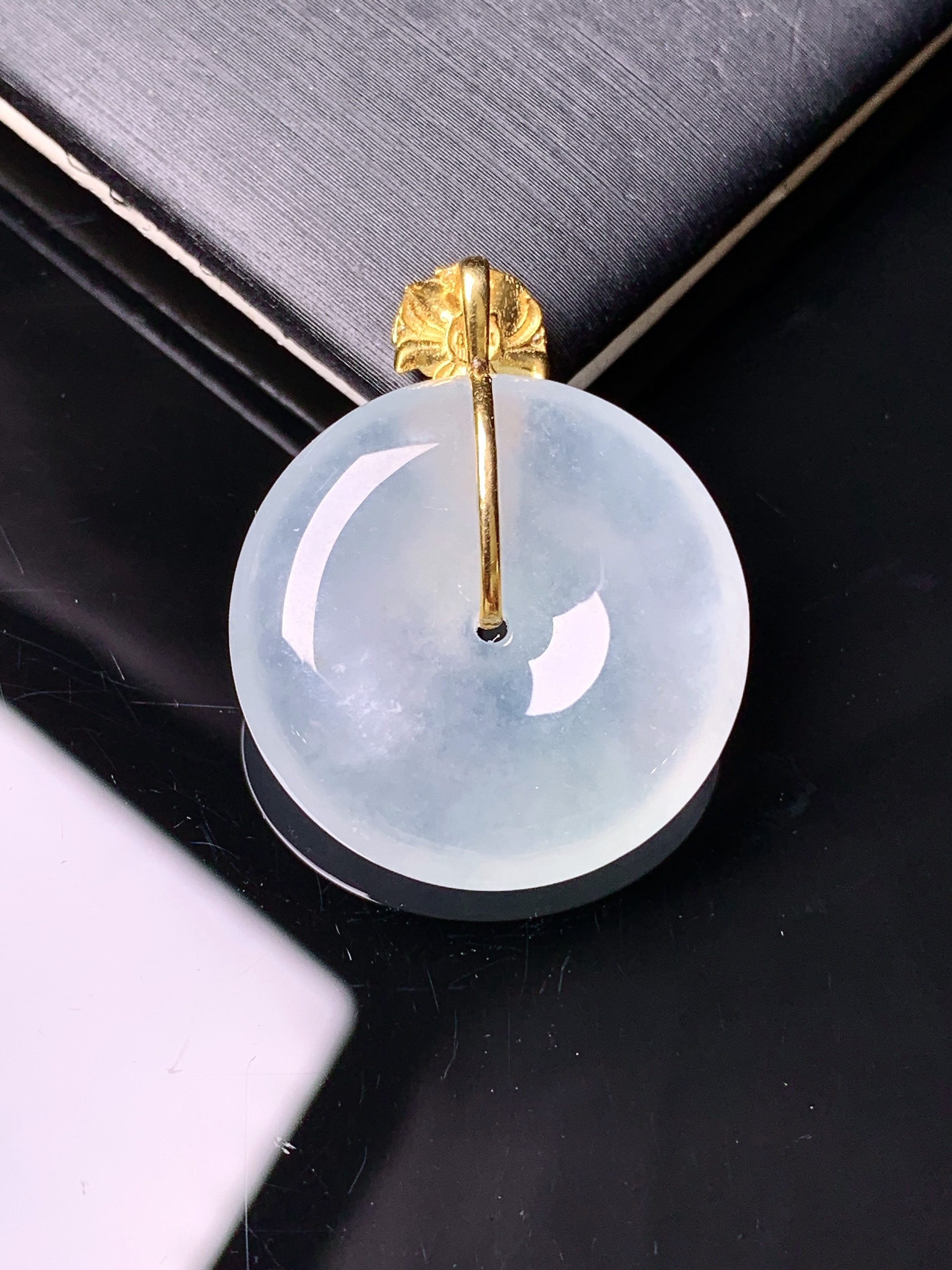 18k金镶嵌冰种平安扣吊坠 玉质细腻 色泽艳丽清新 水润亮眼 整体尺寸27.8*22.5*5.5e1