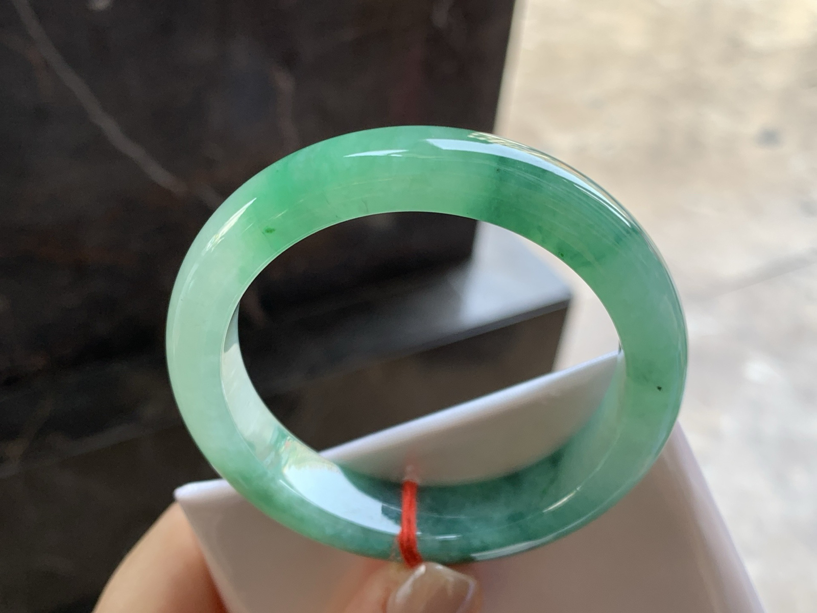 51-11.8-8.3

糯冰种带色手镯^_^有种有色～上手漂亮