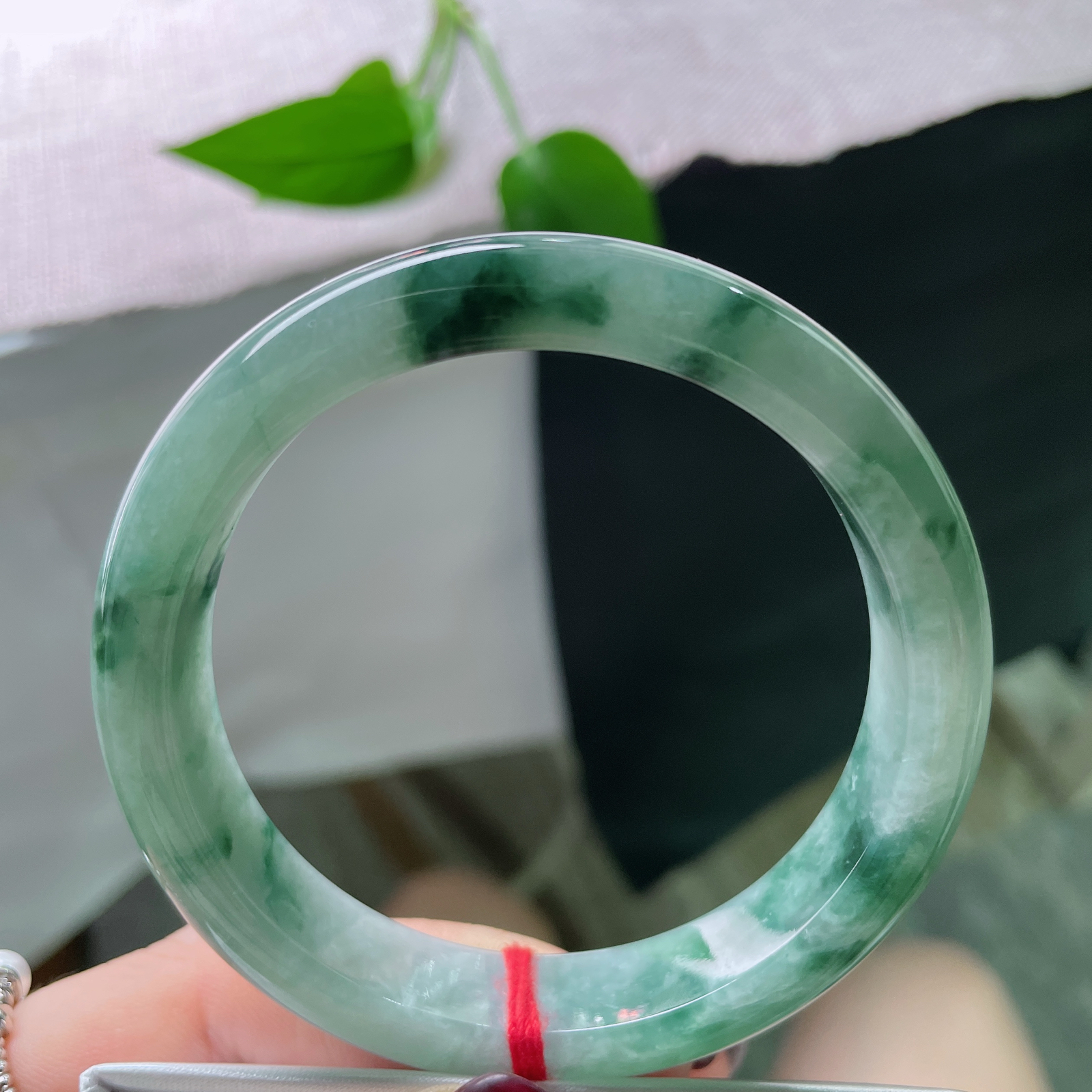 57/12.3/7.8，飘花正圈，水润细腻，佩戴沉稳内敛，不失大气婉约，ss51334a..