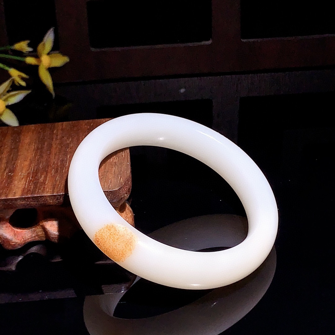 和田玉58圈羊脂白宽条手镯！58圈口枣红皮，玉质细腻油润 底色纯净 无裂无杂 脂粉好，品质高。