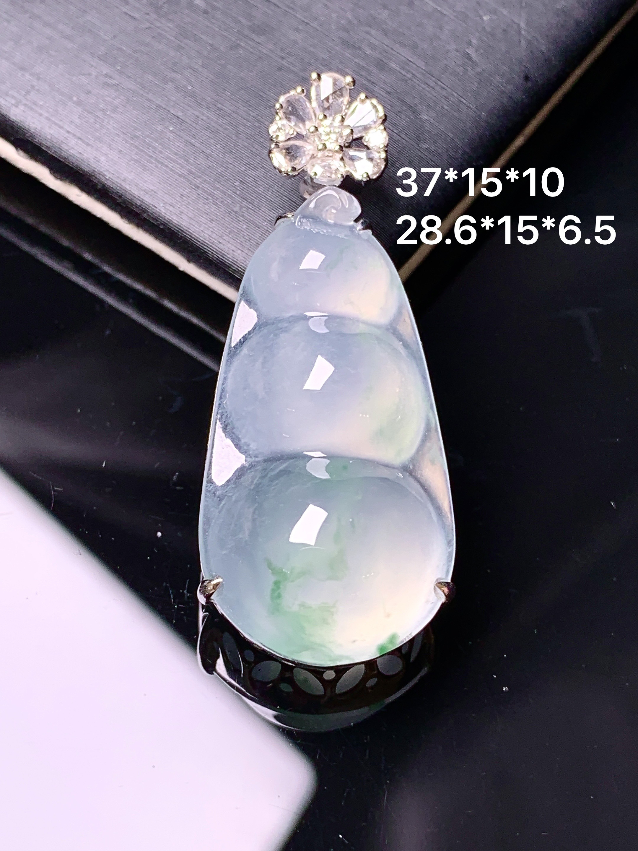 18k金钻镶嵌冰种四季豆吊坠 玉质细腻 色泽艳丽清新 水润亮眼 整体尺寸37*15*10g2