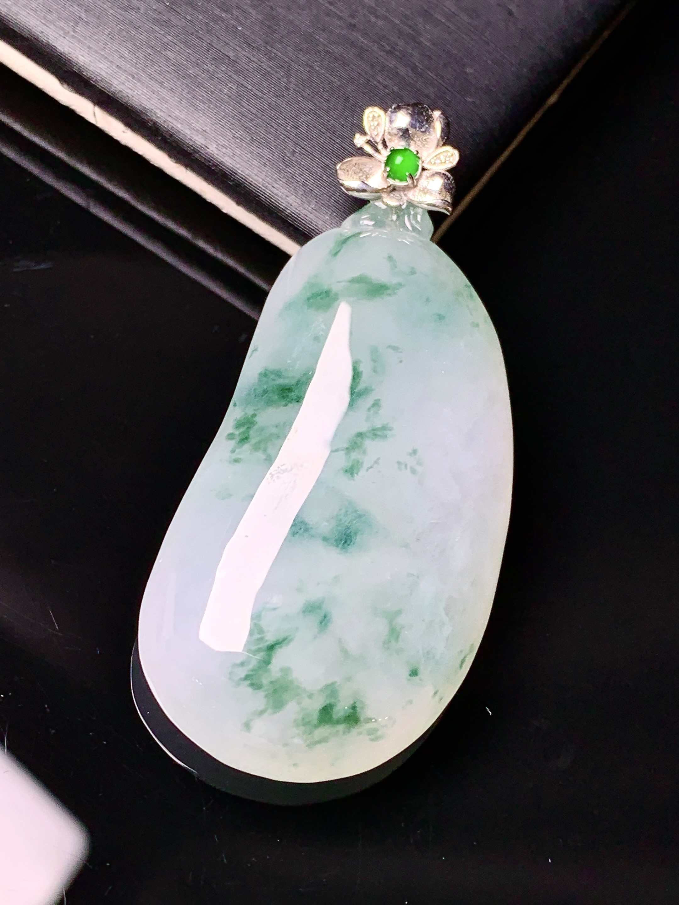 18k金镶嵌冰飘绿花福瓜吊坠 玉质细腻 色泽艳丽清新 水润亮眼 整体尺寸43*19.6*7.5e1