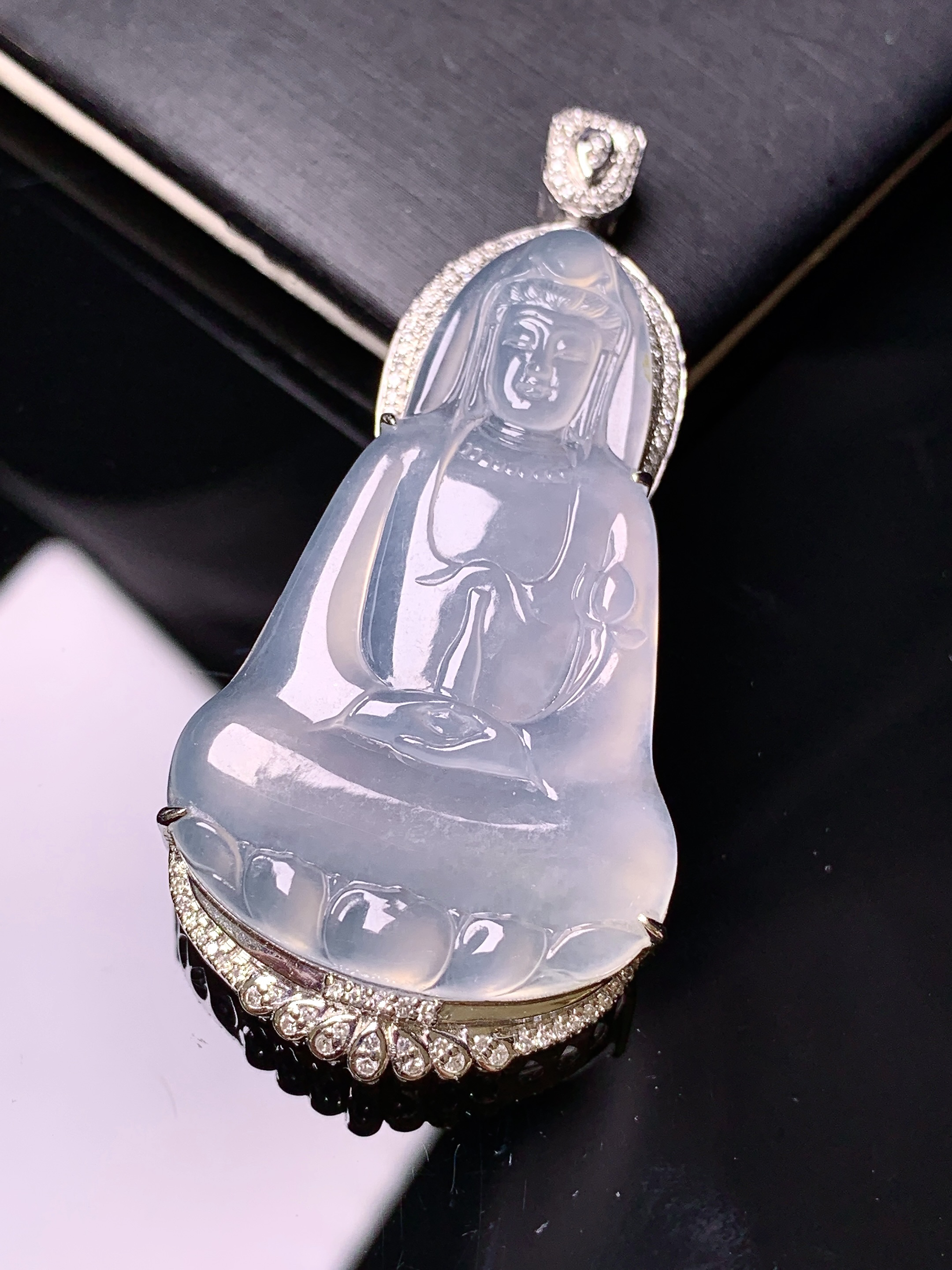 18k金钻镶嵌冰种观音菩萨吊坠 玉质细腻 色泽艳丽清新 水润亮眼 整体尺寸53*24*8.5g2