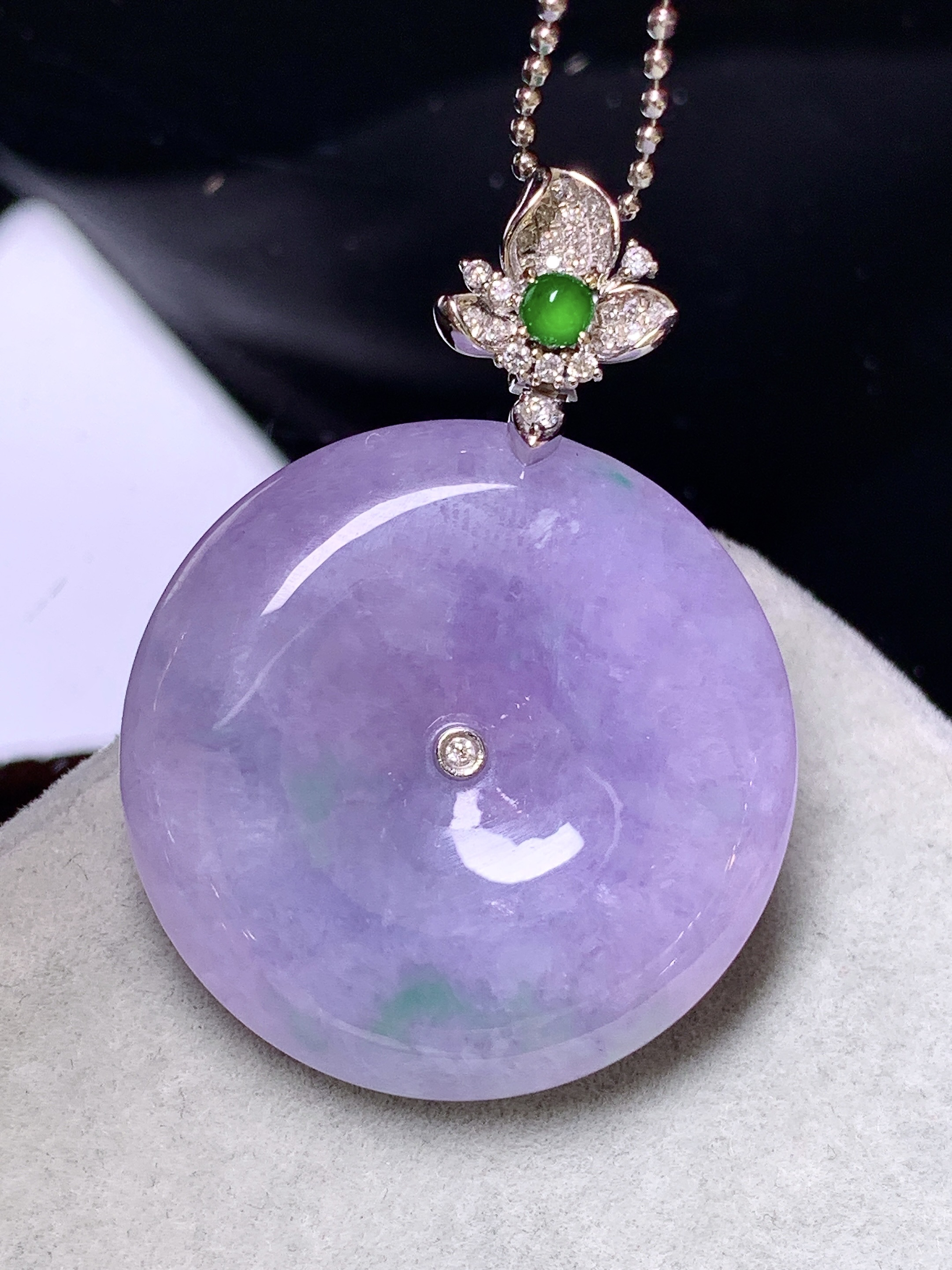 18k金钻镶嵌紫罗兰平安扣吊坠 玉质细腻 色泽艳丽清新 水润亮眼 整体尺寸37*27*6.3L2