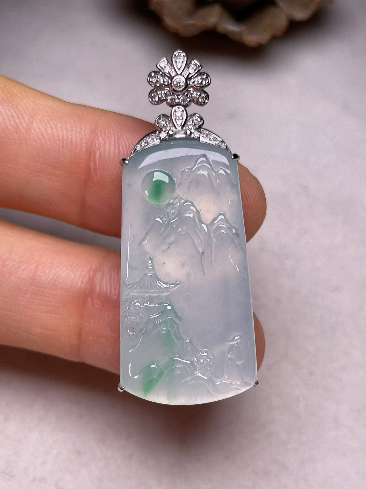 冰种飘绿山水牌吊坠、真金真钻镶嵌，种水好，玉质细腻 .裸石尺寸 30.6*16.5