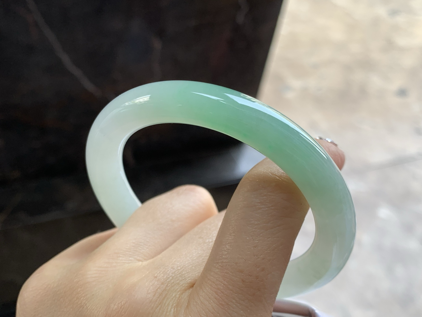 56-10

带色圆条手镯^_^底子细腻干净 小清新