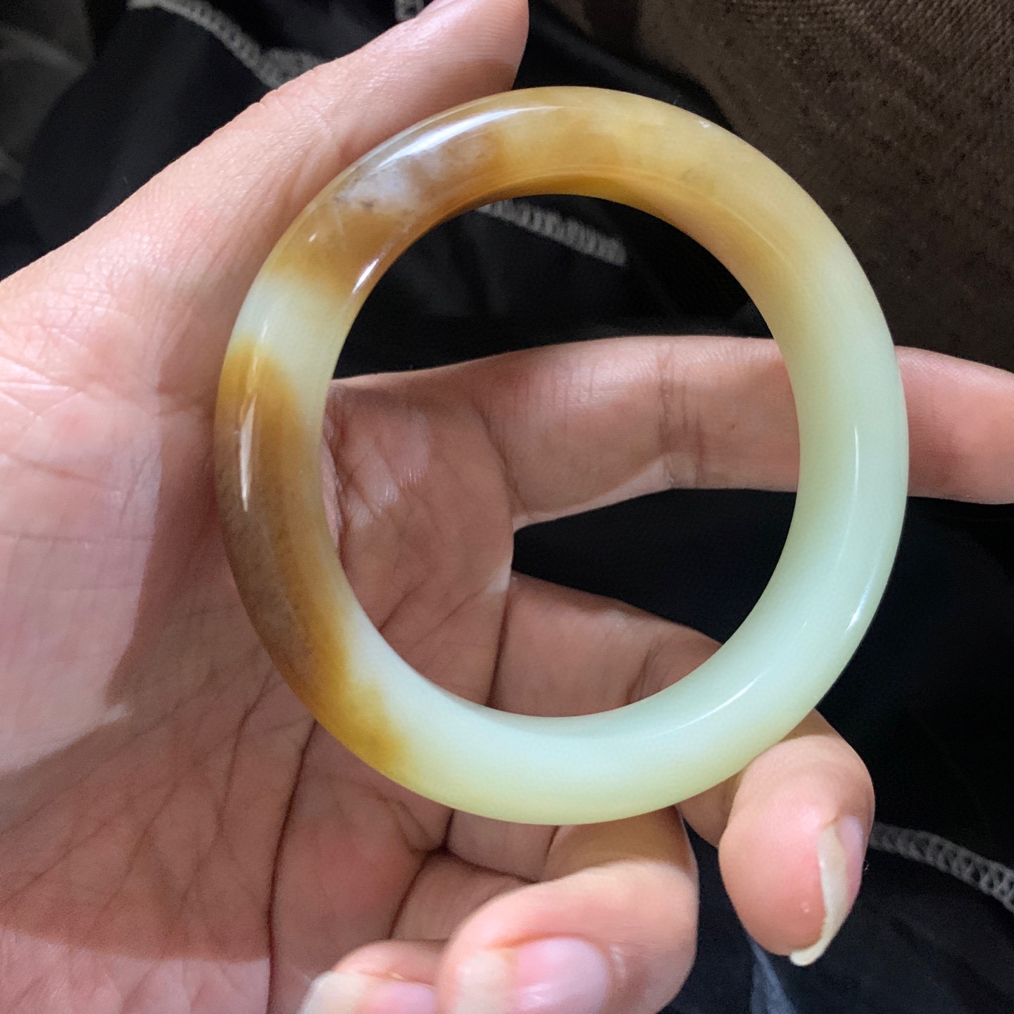 54.5圈口和田玉且末糖料宽版手镯，和田玉54.5圈口手镯，镯型古朴典雅。在诗情画意的雨巷相遇，你是我腕间的一抹风情，有你眸有深情.清风荡漾湖间静水，我愿俯身低眉，在烟波涟漪处