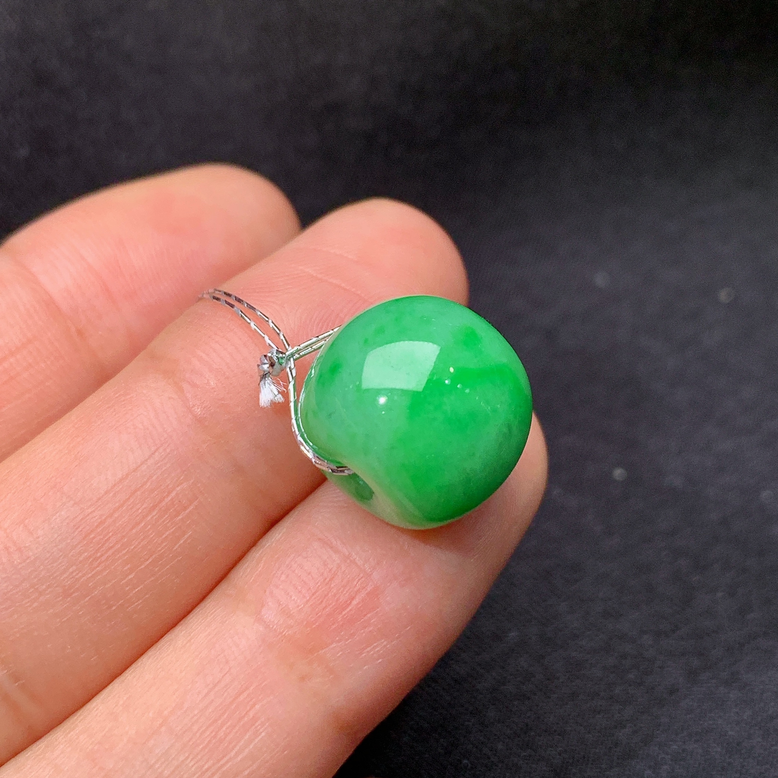 翠绿路路通 品相好 料子细腻 尺寸12*13.3