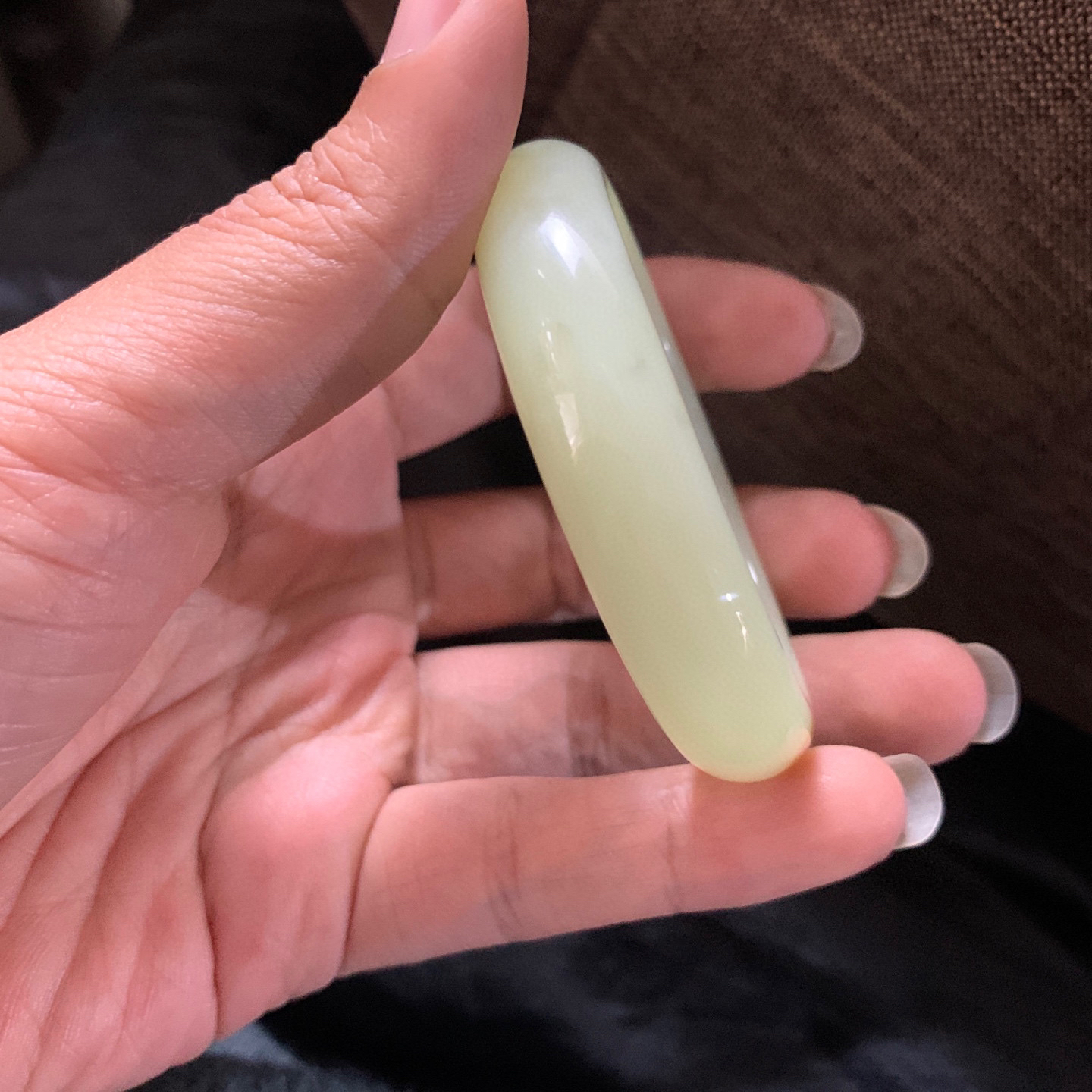 51.8圈口和田玉且末糖料宽版手镯，和田玉51.8圈口手镯，镯型古朴典雅。在诗情画意的雨巷相遇，你是