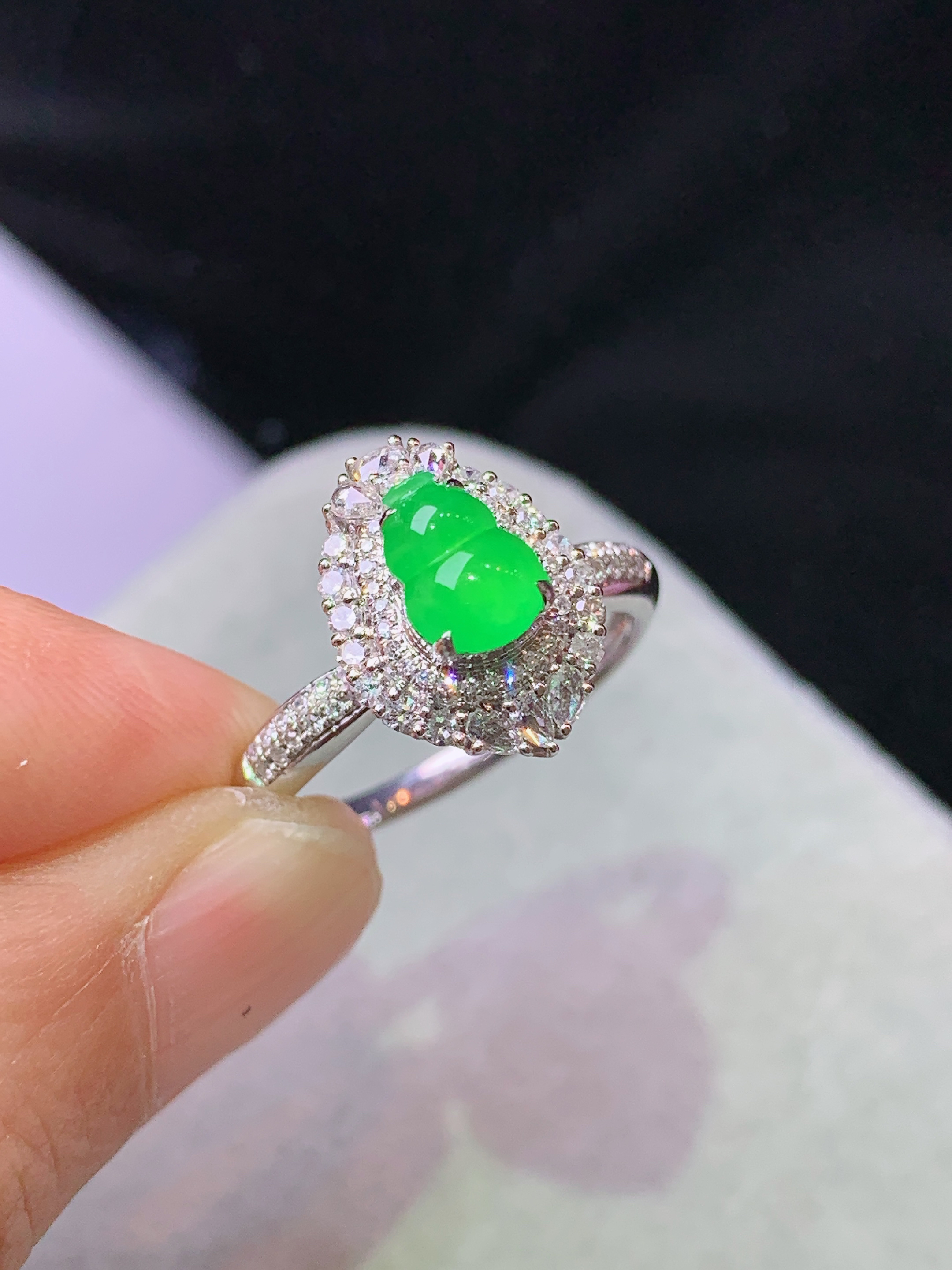 18k金钻镶嵌冰阳绿葫芦戒指 玉质细腻 色泽艳丽清新 水润亮眼 圈口13 整体尺寸13.2*10*9h1