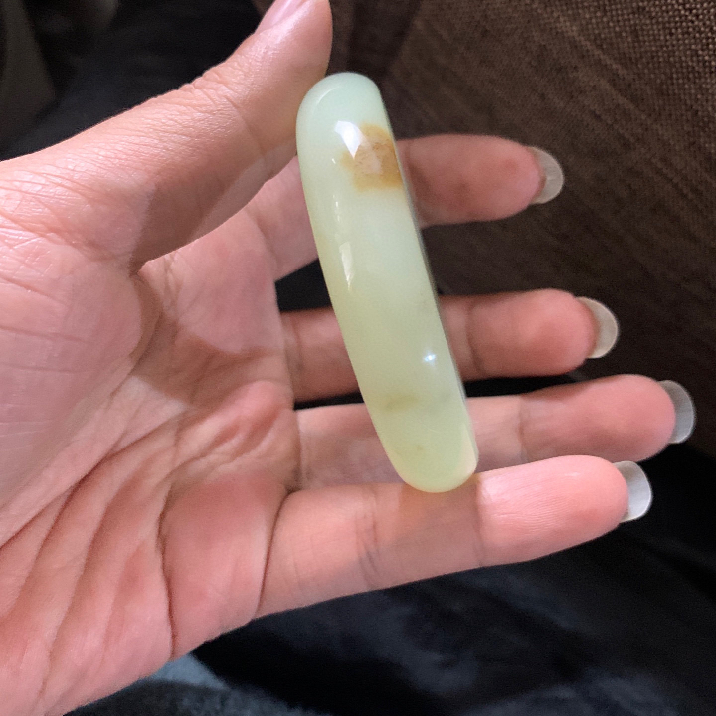 51.8圈口和田玉且末糖料宽版手镯，和田玉51.8圈口手镯，镯型古朴典雅。在诗情画意的雨巷相遇，你是我腕间的一抹风情，有你眸有深情.清风荡漾湖间静水，我愿俯身低眉，在烟波涟漪处寻