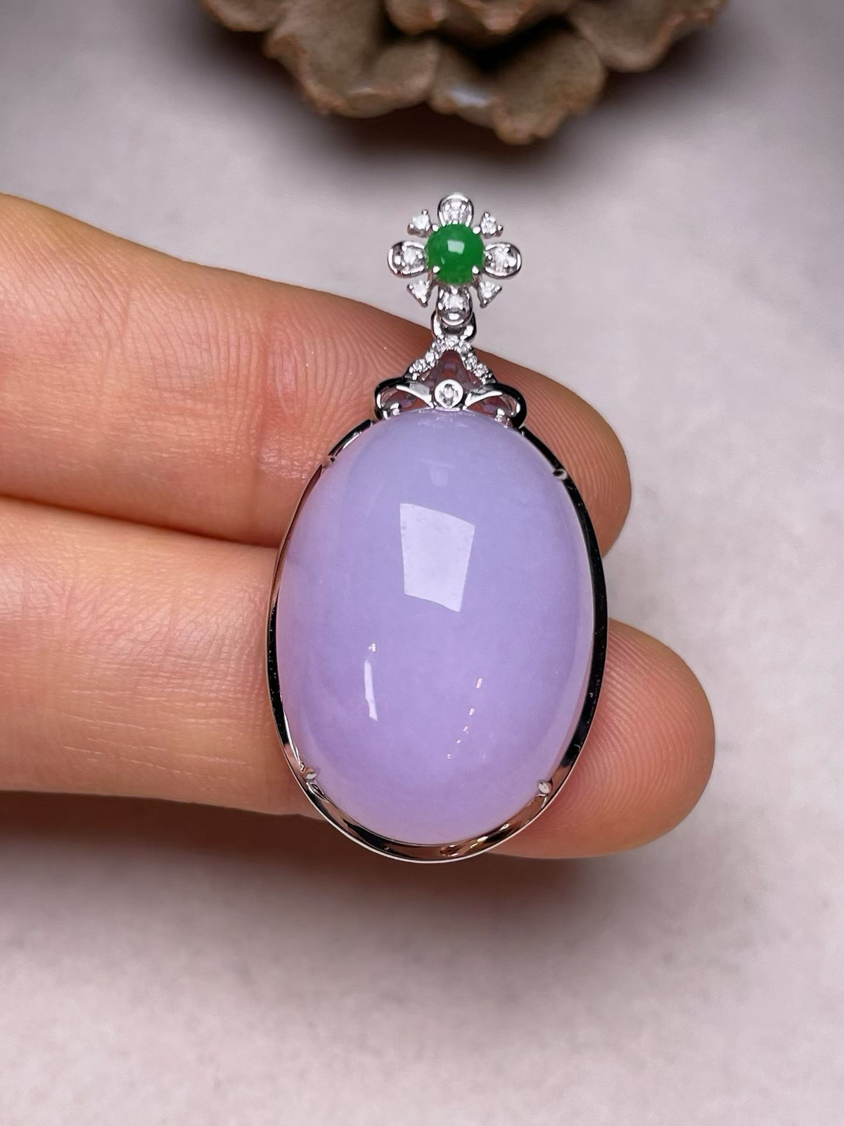 冰糯种紫罗兰鸽子蛋吊坠，真金真钻镶嵌，种水好，玉质细腻 .裸石尺寸 22.5*16.2
