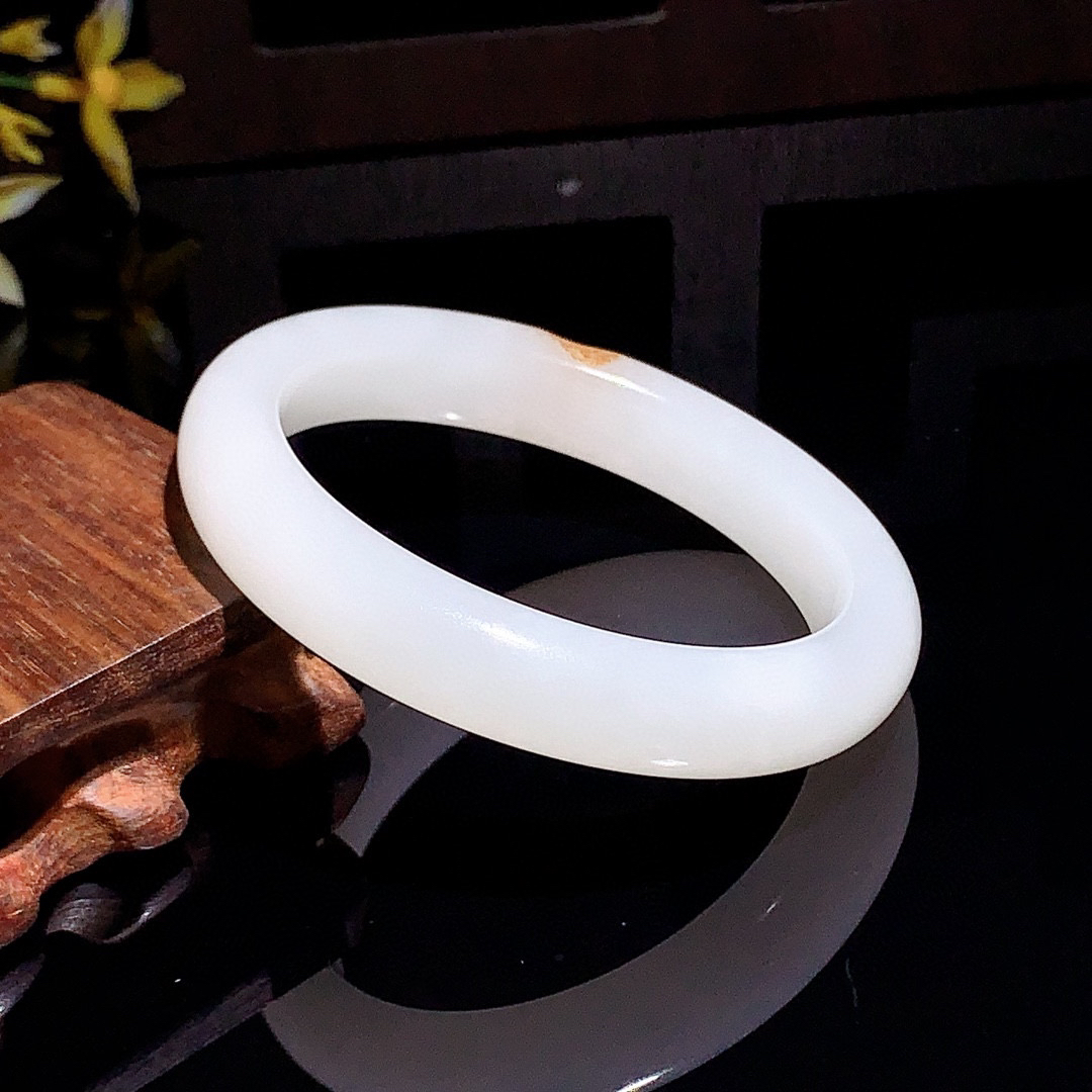 和田玉59圈羊脂白手镯！59圈口枣红皮，圈口59宽12.5玉质细腻油润 底色纯净 无裂无杂 脂粉好，品质高。